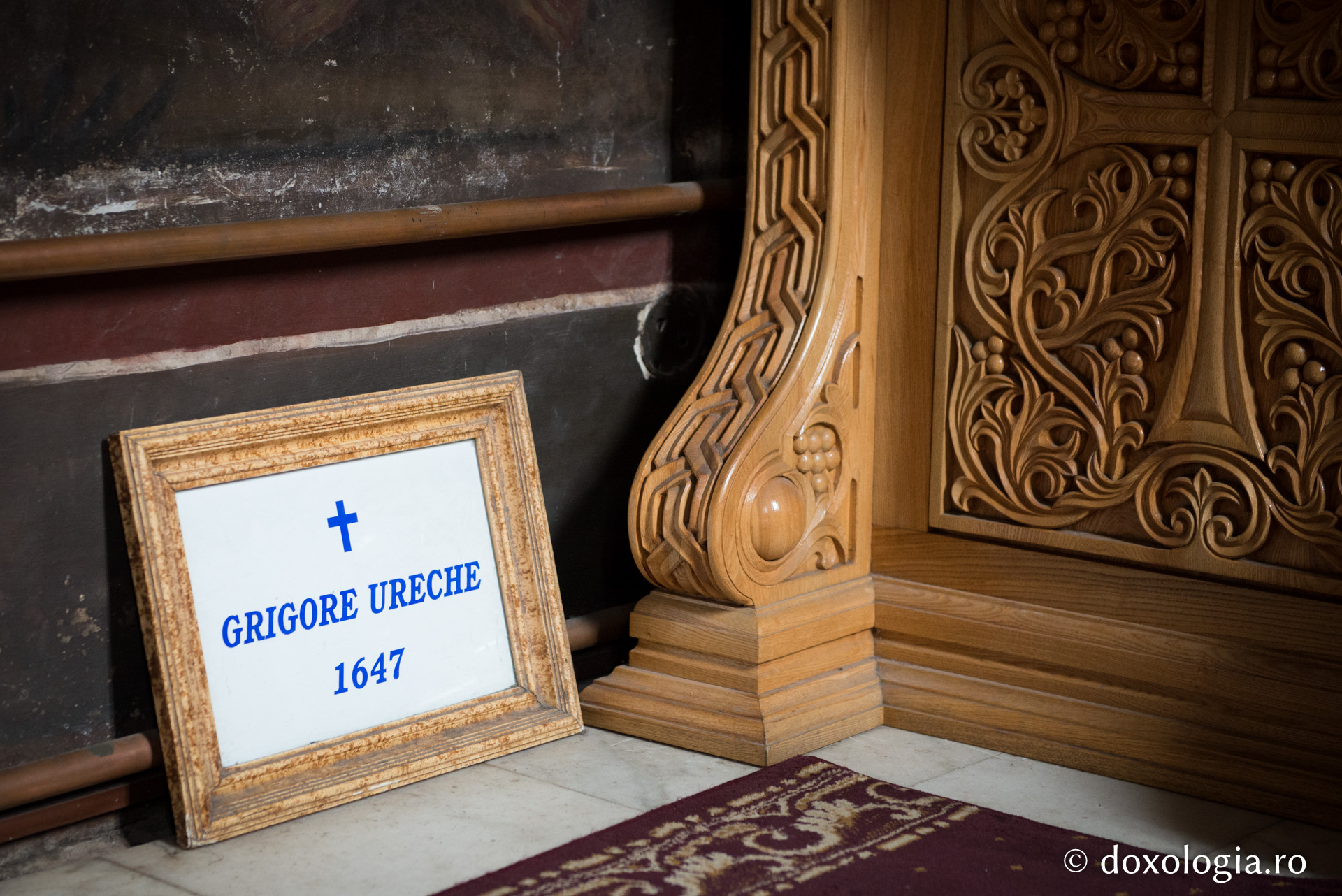 Mormântul cronicarului Grigore Ureche/ Foto: Ștefan Cojocariu Necropola domnească de la Mănăstirea Bistrița nemțeană