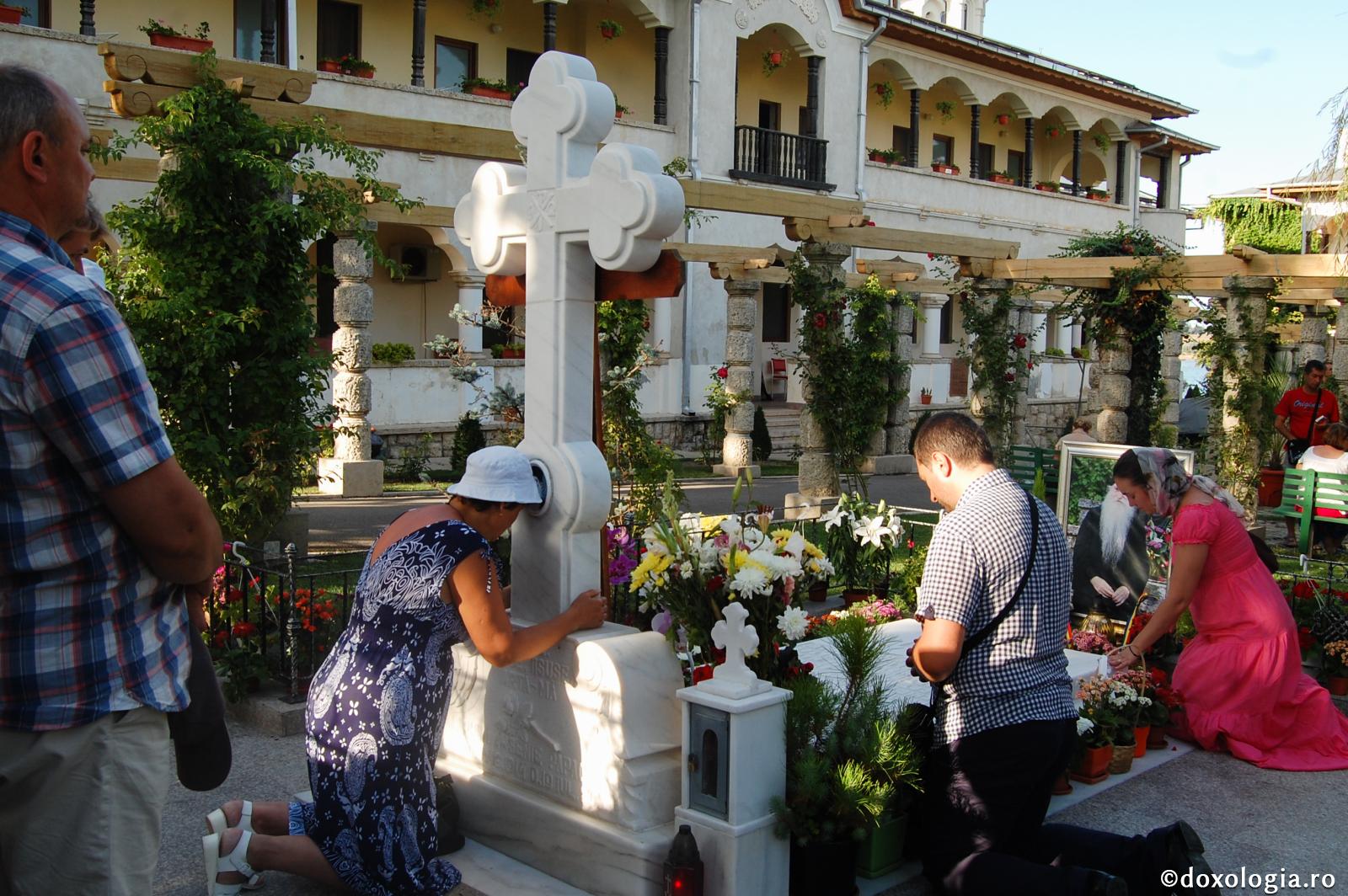 Văruirea şi înfrumuseţarea mormintelor