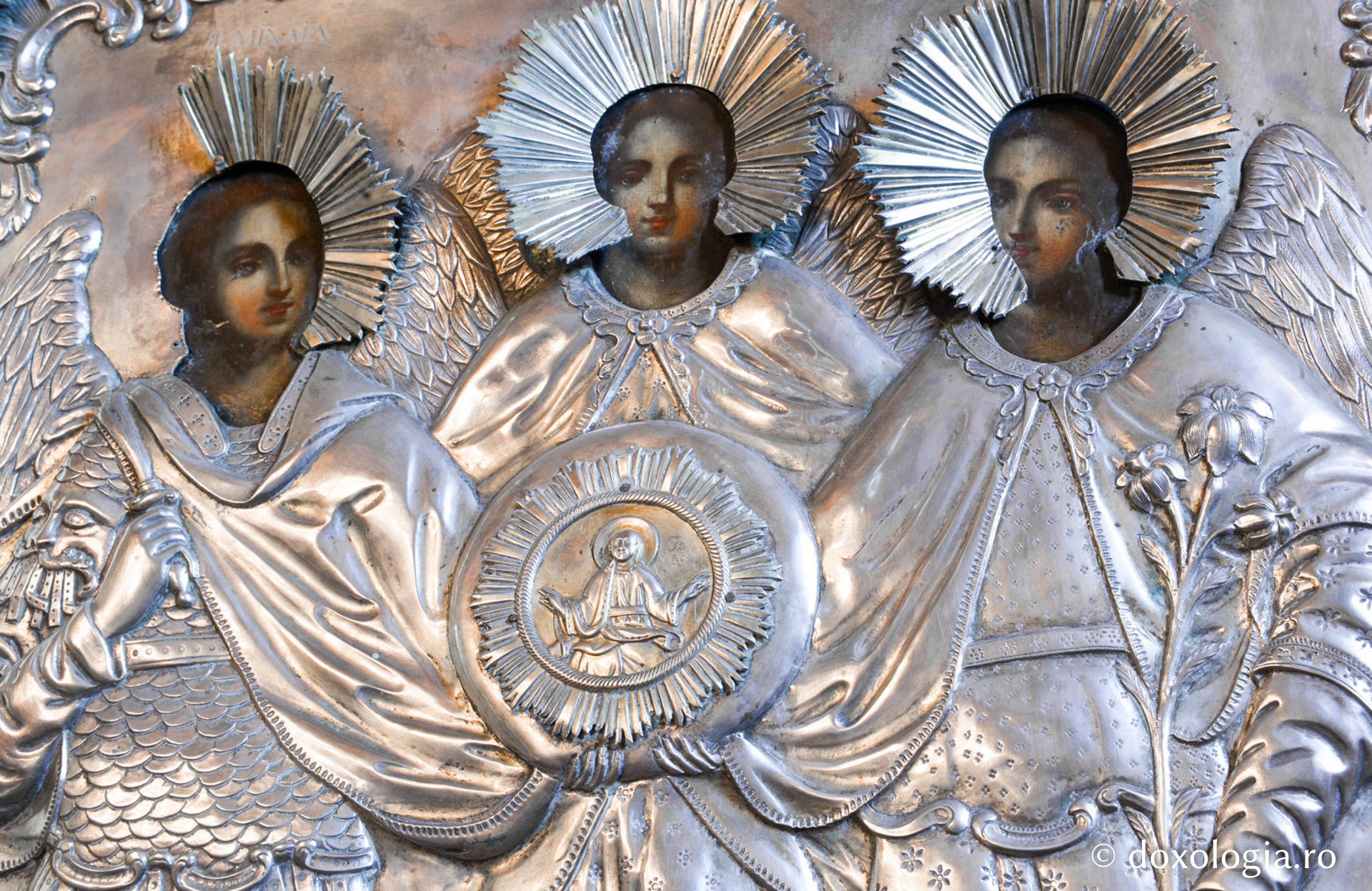 O biserică istorică renăscută pe colina Tătărașilor – Sfinții Trei Arhangheli: Mihail, Gavriil și Rafail