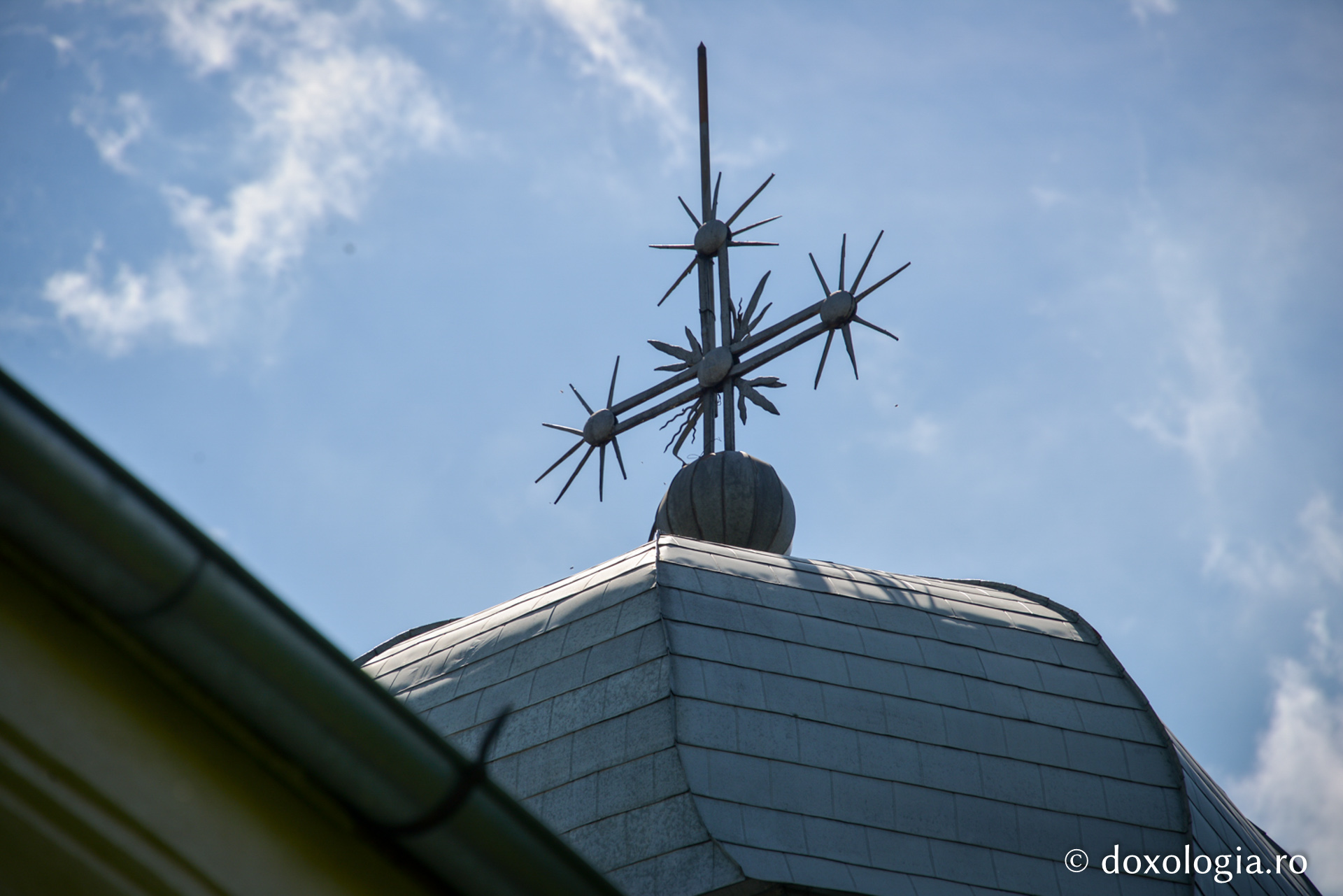 O biserică istorică renăscută pe colina Tătărașilor – Sfinții Trei Arhangheli: Mihail, Gavriil și Rafail