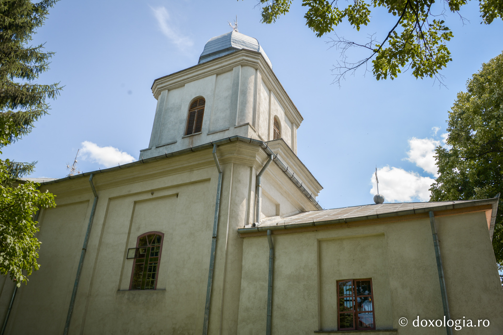 O biserică istorică renăscută pe colina Tătărașilor – Sfinții Trei Arhangheli: Mihail, Gavriil și Rafail