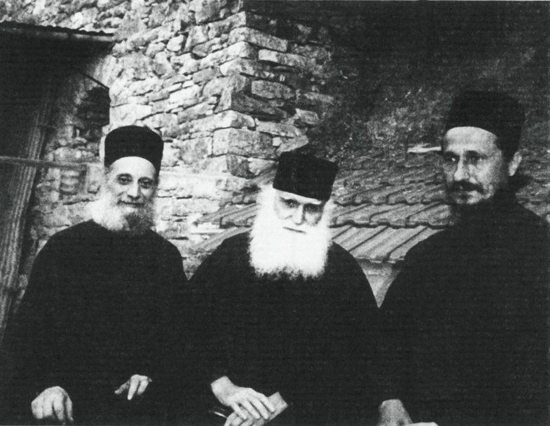 Arhimandritul Emilianos Simonopetritul cu mitropolitul Athanasie Jeftic şi părintele Efrem Katunakiotul Părintele Emilianos Simonopetritul împreună cu mitropolitul Athanasie Jeftic şi părintele Efrem Katunakiotul