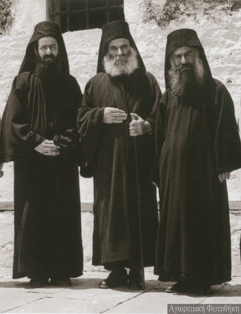Părintele Teoclit Dionisiatul, egumenul Gavriil Dionisiatul şi monahul Leontie Longovarditis  (Foto: Panaghiotis Vokotopoulos, 1956) Părintele Teoclit Dionisiatul