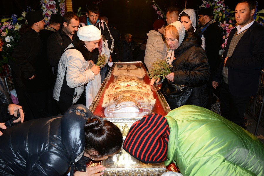 Racla cu moaştele Sfintei Cuvioase Parascheva, aşezată în Catedrala Mitropolitană din Iaşi