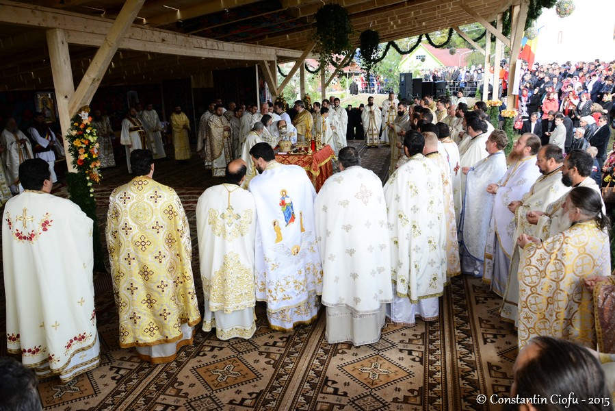 Cerul şi pământul s-au unit la resfinţirea bisericii din Moldoviţa
