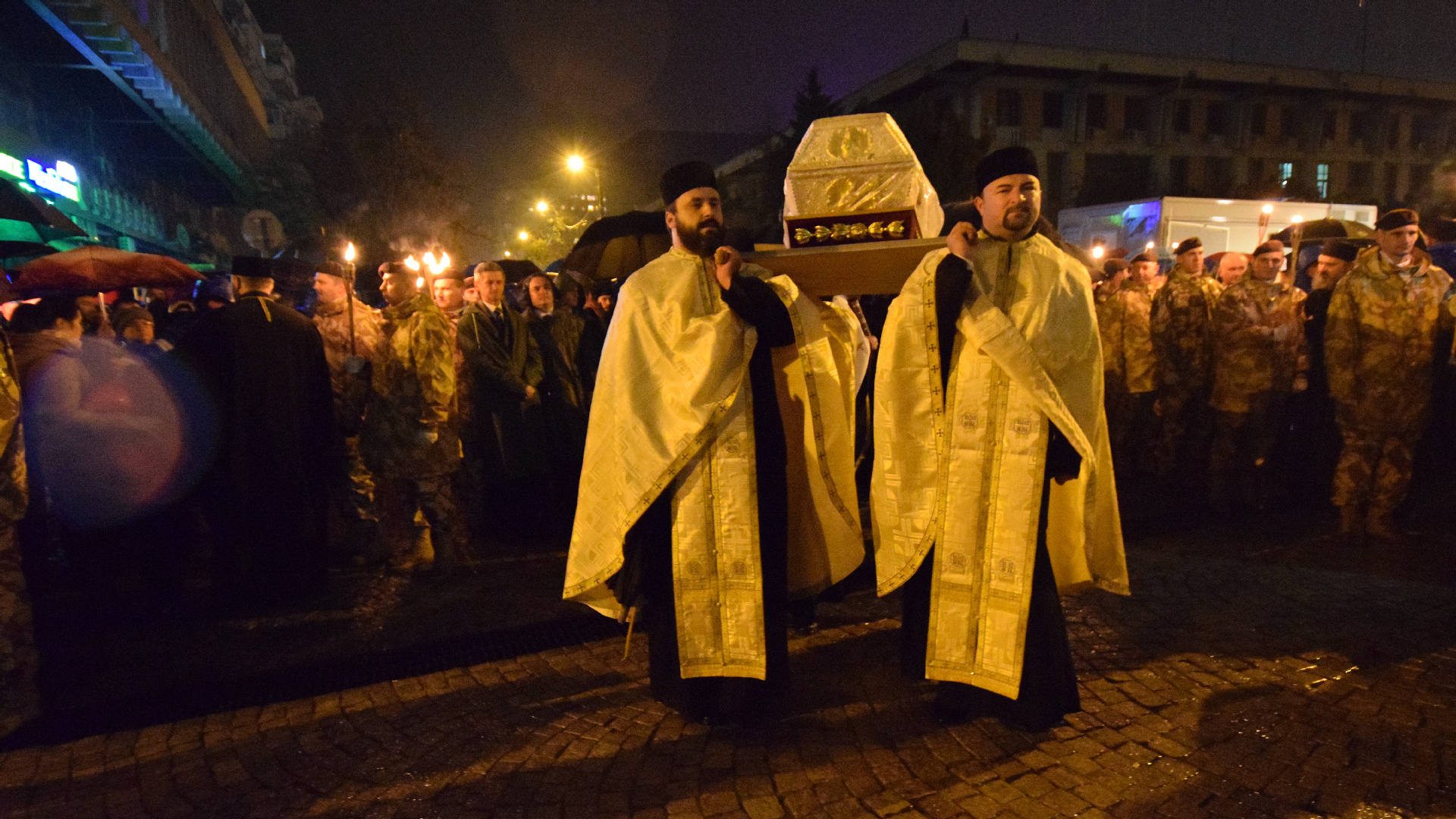 Prin ploaie și frig, pe „Calea Sfinților” Prin ploaie și frig, pe „Calea Sfinților”