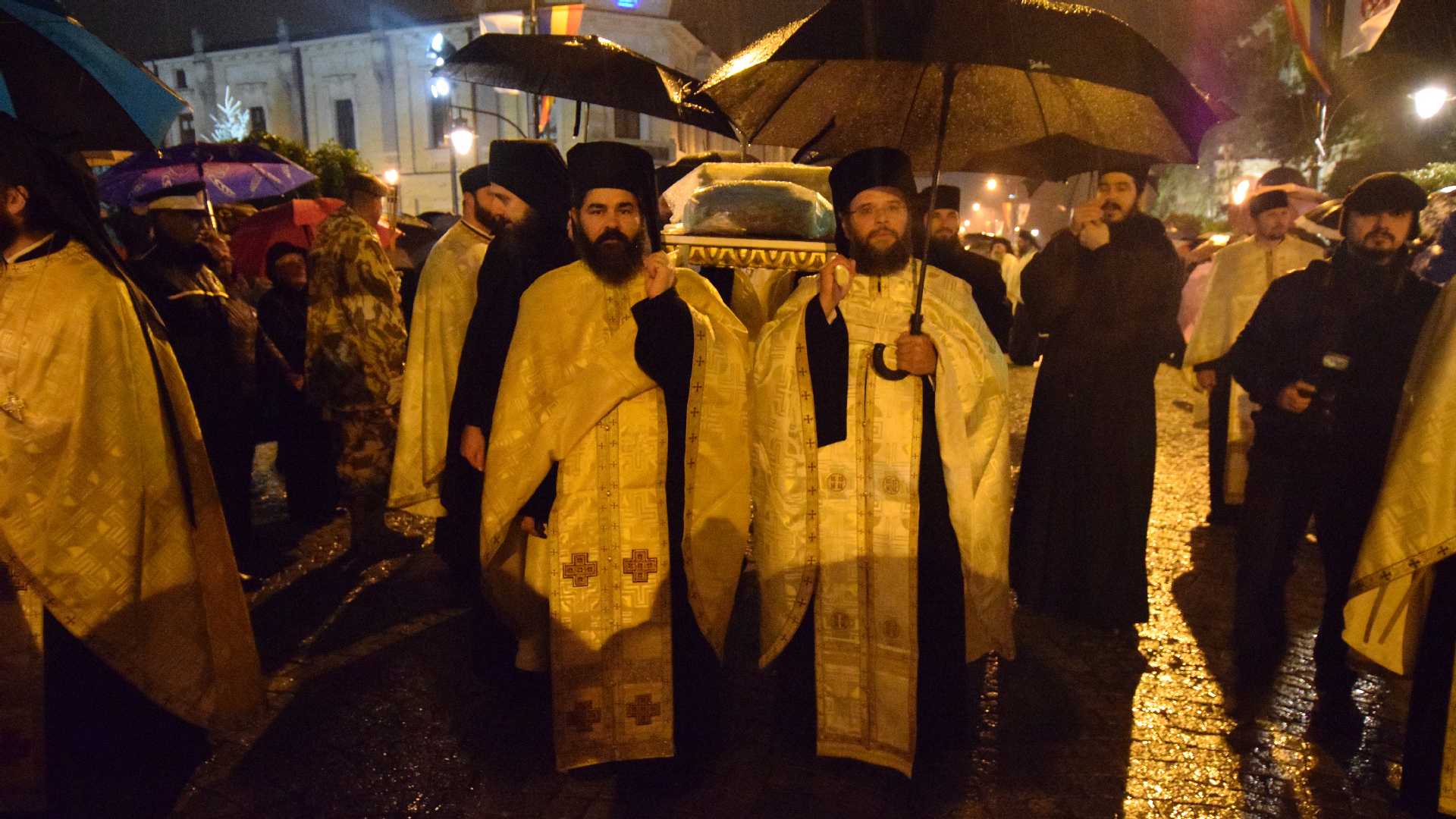 Prin ploaie și frig, pe „Calea Sfinților” Prin ploaie și frig, pe „Calea Sfinților”