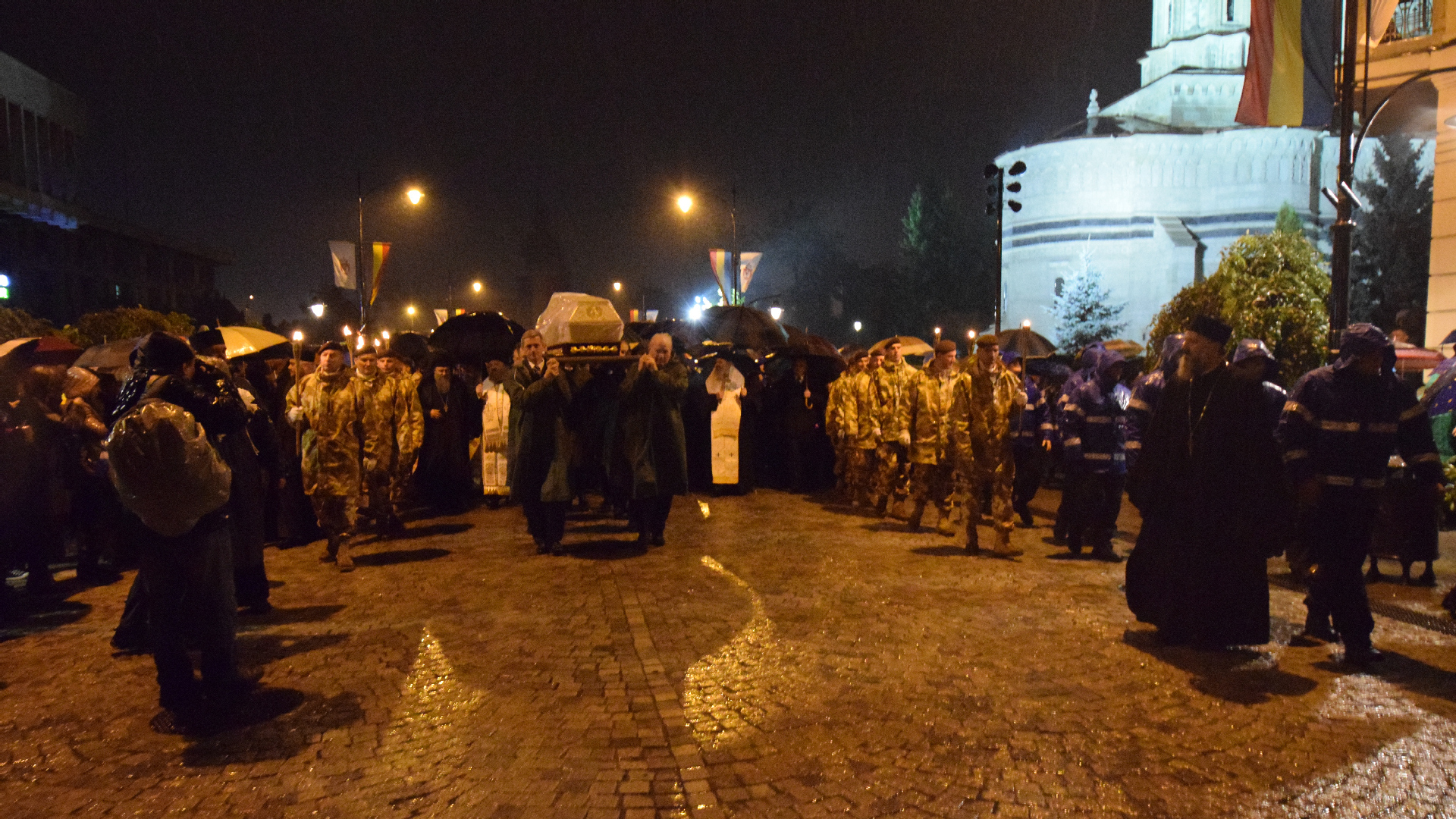 Prin ploaie și frig, pe „Calea Sfinților” Prin ploaie și frig, pe „Calea Sfinților”