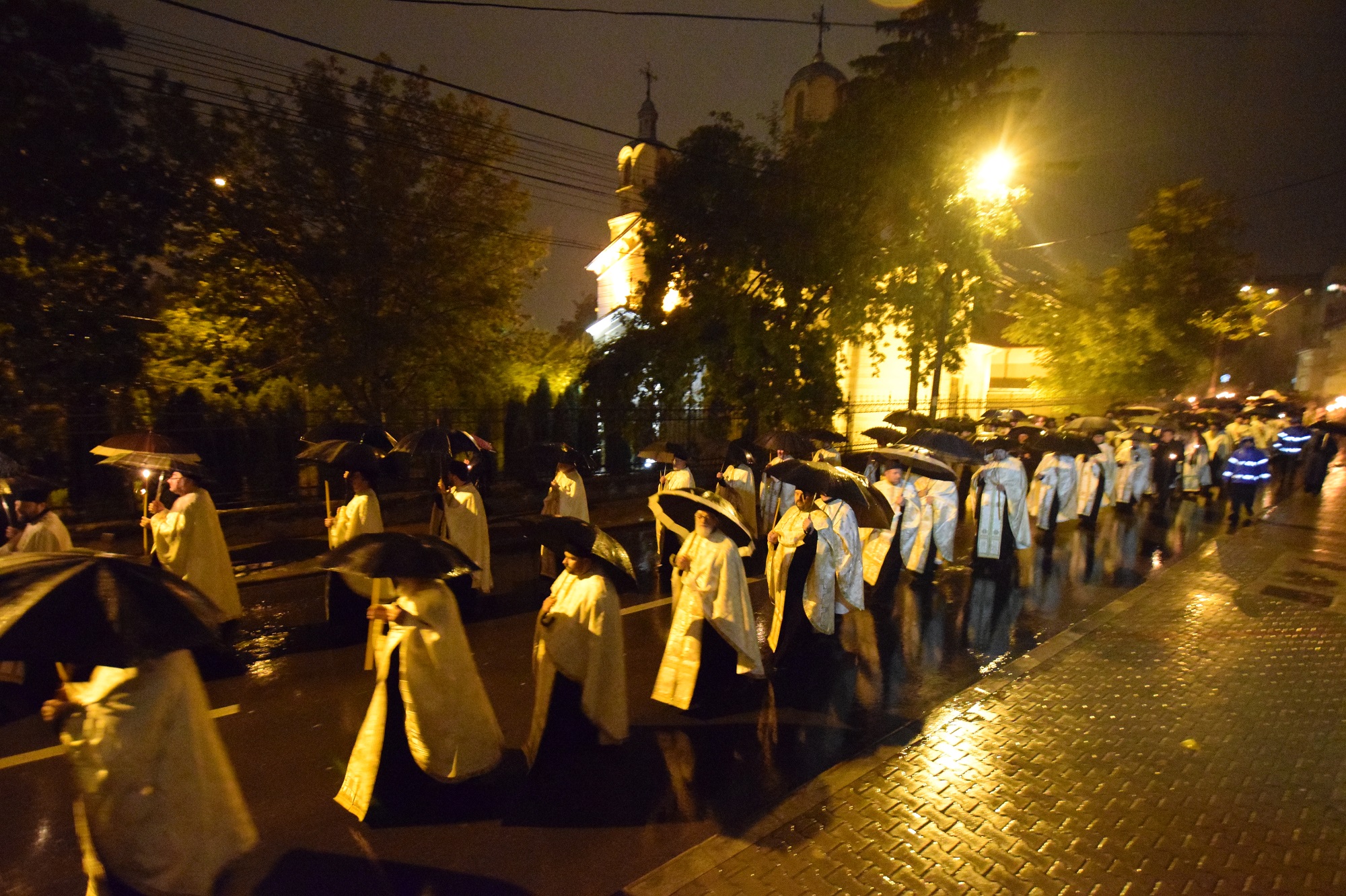 Prin ploaie și frig, pe „Calea Sfinților”