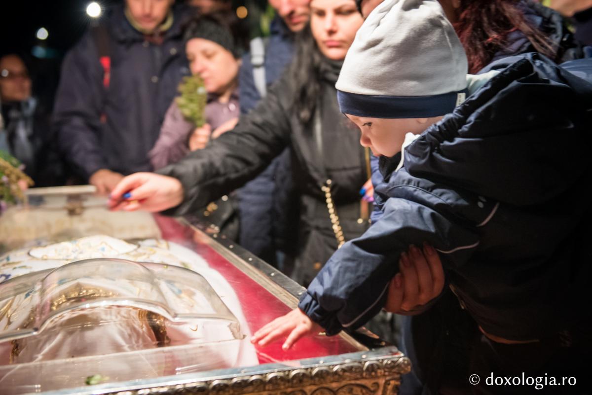 închinare la racla Sfintei Cuvioase Parascheva