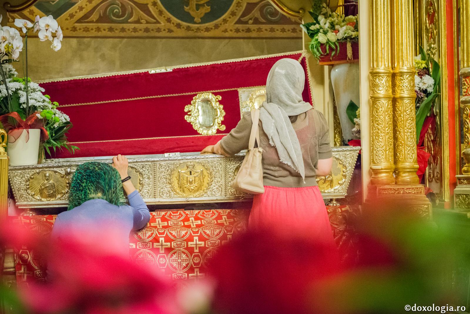 „Prin mâna mea a trecut  ca un curent electric, atunci când am atins moaștele Cuvioasei”