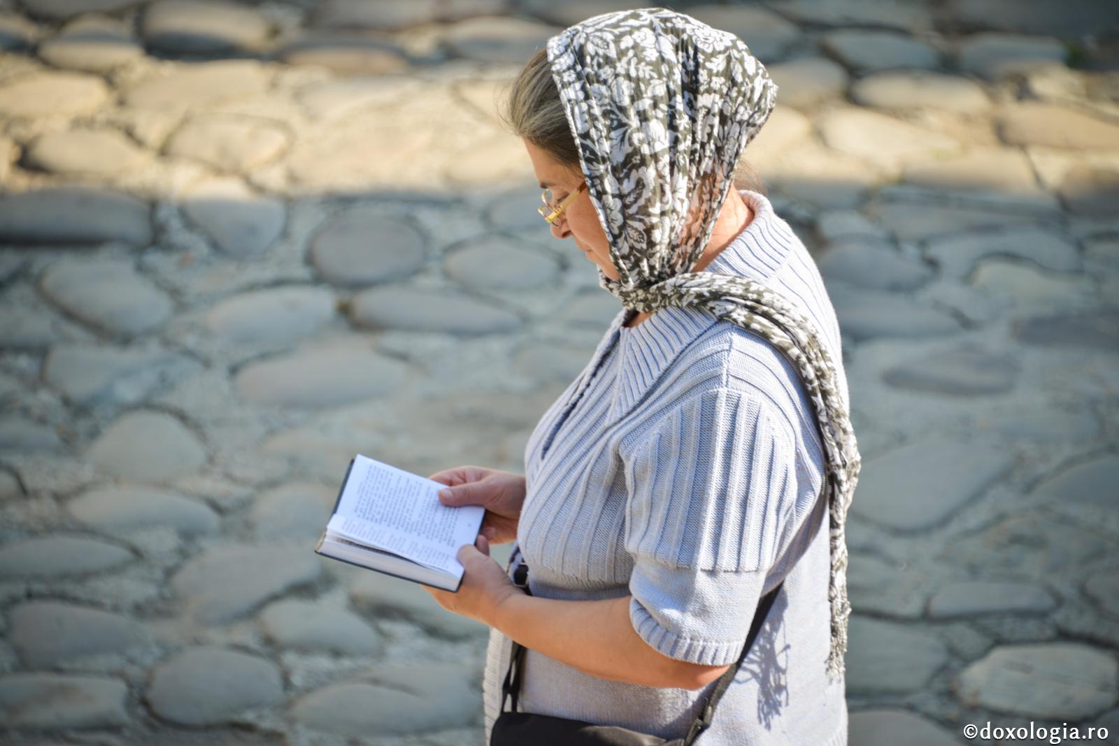 „De ce unii se roagă atâţia ani după cărţile de rugăciuni, dar încă n-au rugăciunea în inimă?”