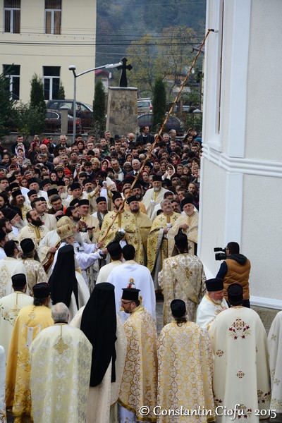 Cerul şi pământul s-au unit la resfinţirea bisericii din Moldoviţa