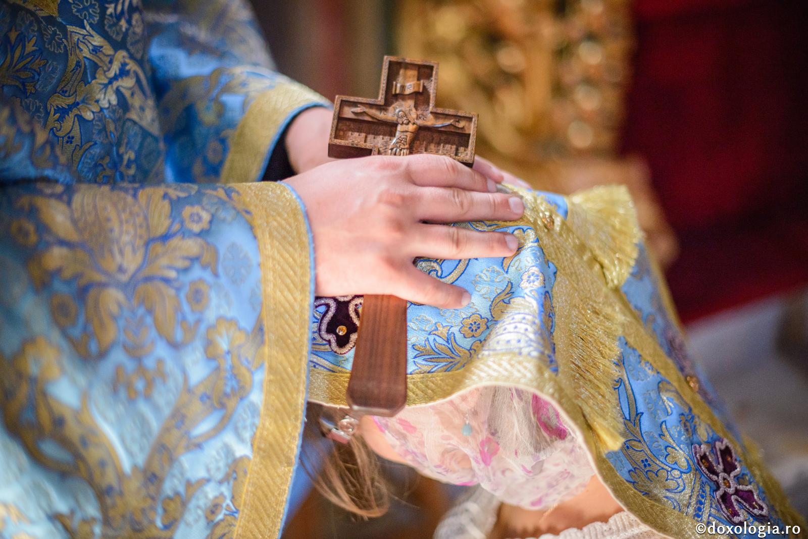 Nu te aștepta să învingi păcatul prin puterile tale / Foto: Oana Nechifor preot cu mâinile pe epitrahil pe capul credinciosului