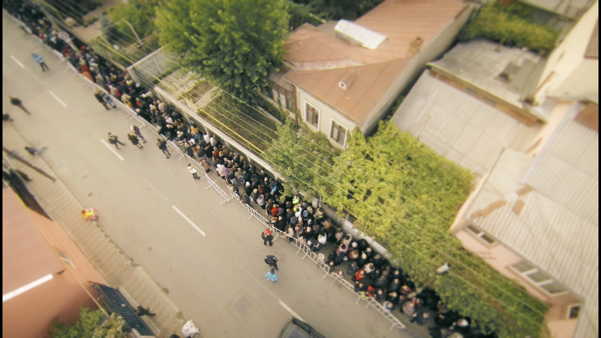 De sus, lucrurile se văd mai bine - Rândul pelerinilor filmat cu drona