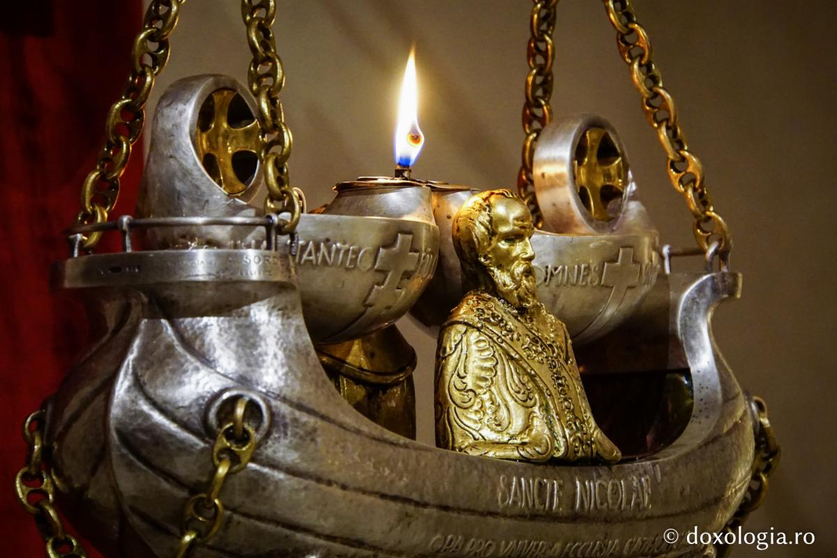 „Omul se teme de multa lumină, de deschiderea Cerurilor, de veșnicie” / Foto: Magda Buftea candelă aprinsă