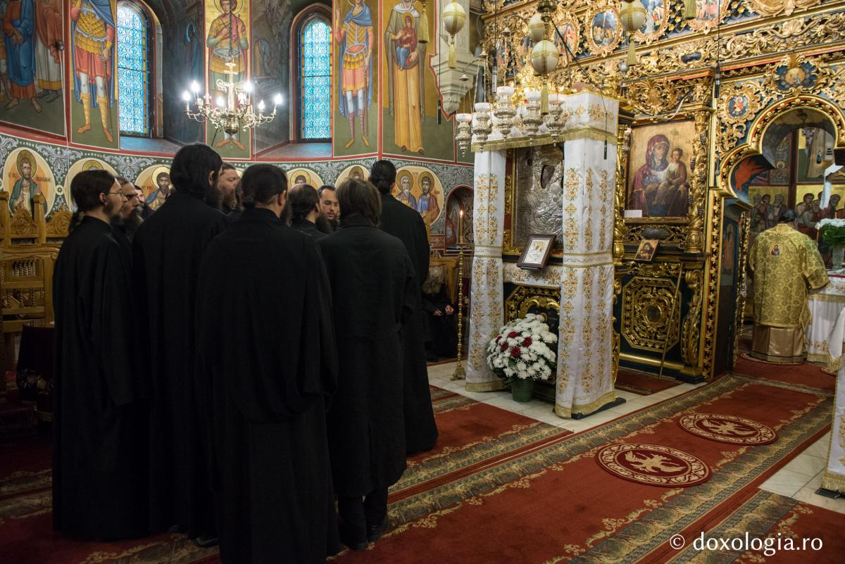 Monahii, când cântă „Cuvine-se cu adevărat...”