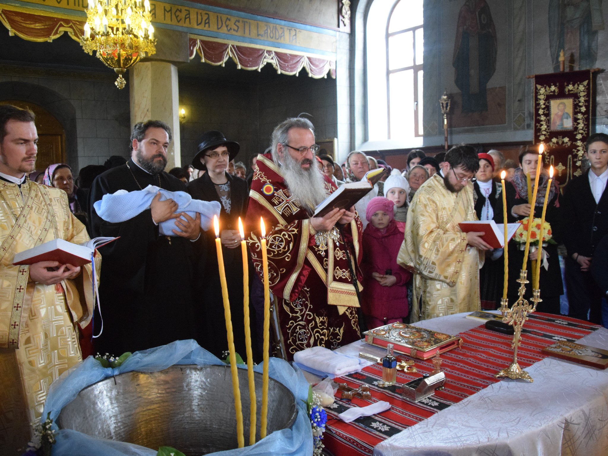 IPS Mitropolit Teofan a oficiat Taina Botezului pentru pruncul Matei-Nectarie