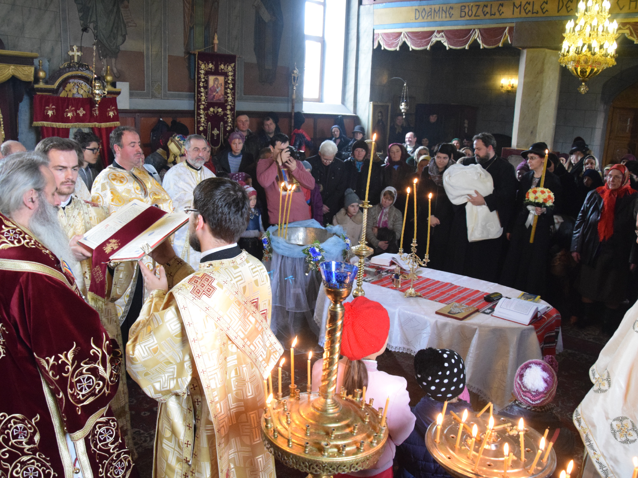 IPS Mitropolit Teofan a oficiat Taina Botezului pentru pruncul Matei-Nectarie