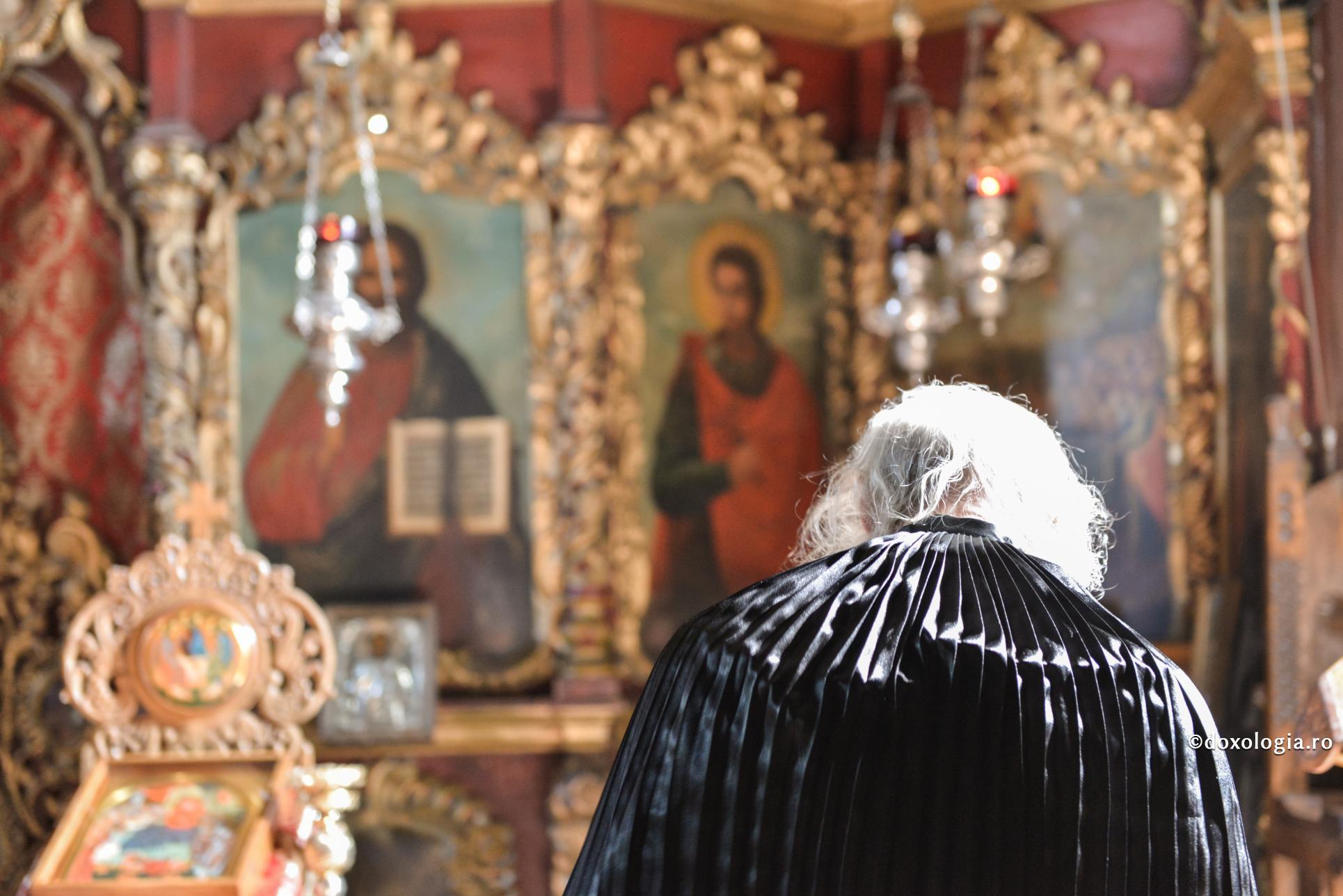 călugăr cu mantie participând la slujbă