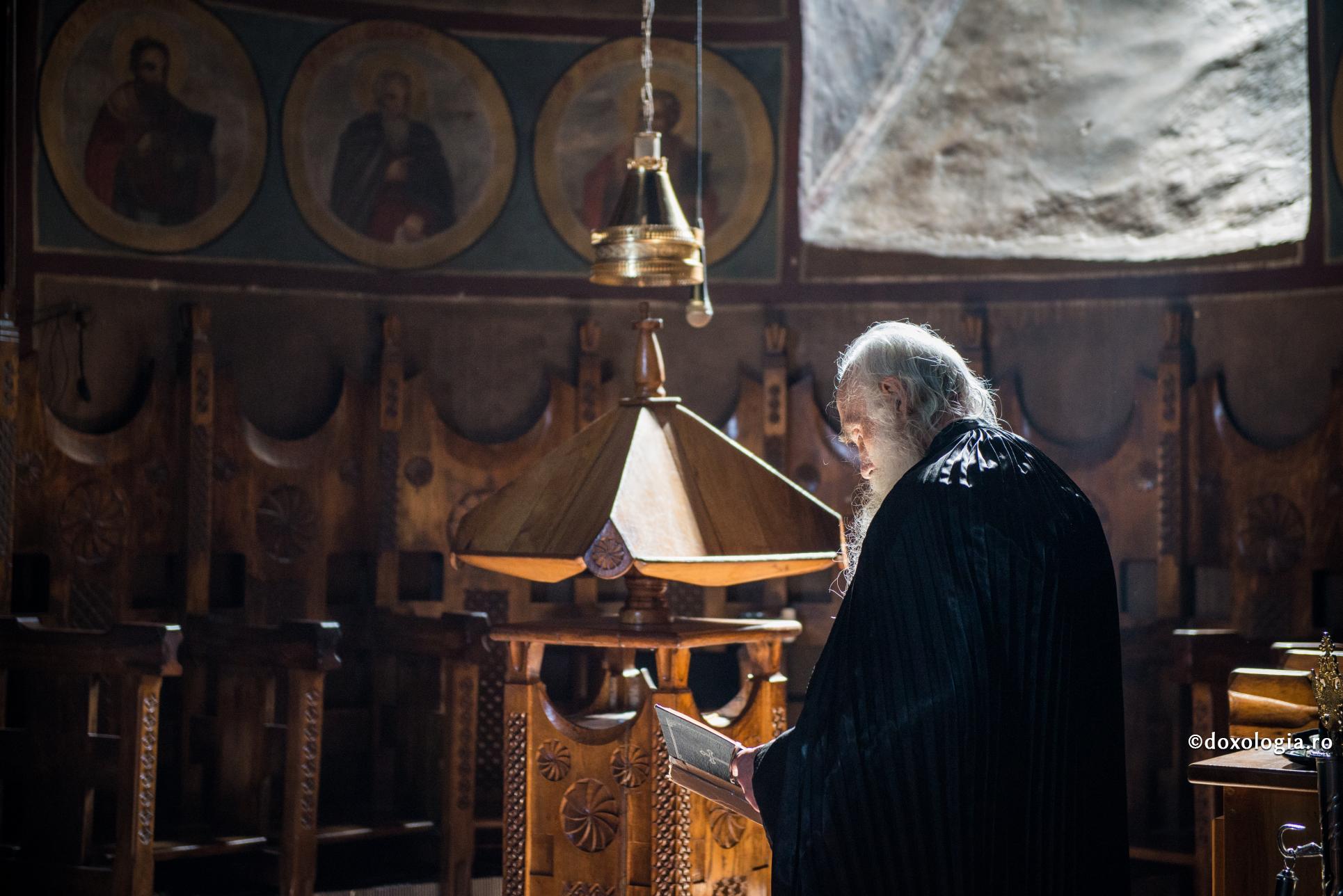 Fericitul Iacov ‒ atât de sărac, încât cânta desculț în biserica Sfântului Gheorghe / Foto: Ștefan Cojocariu călugăr bătrân citind din carte