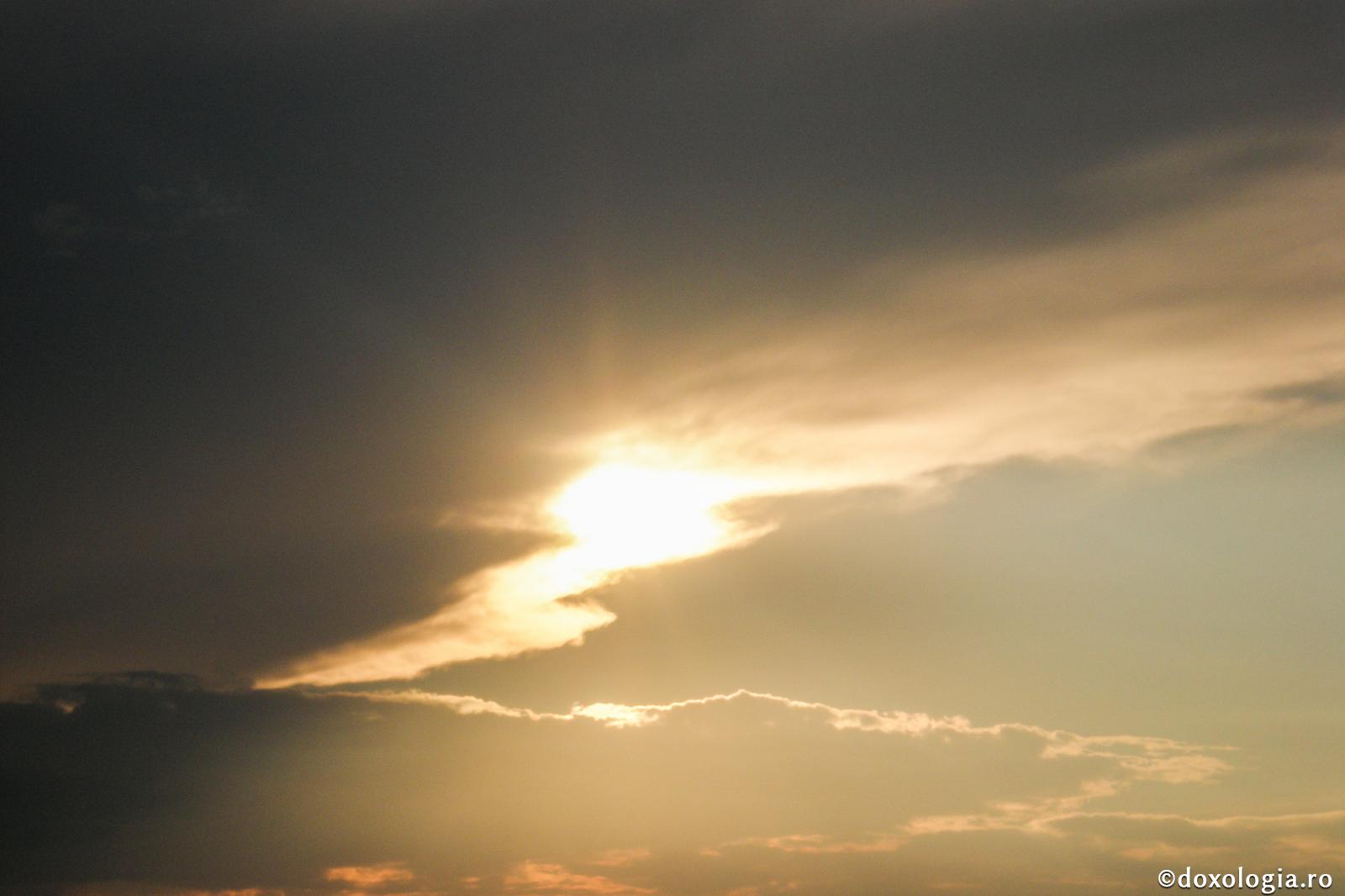 soare între nori