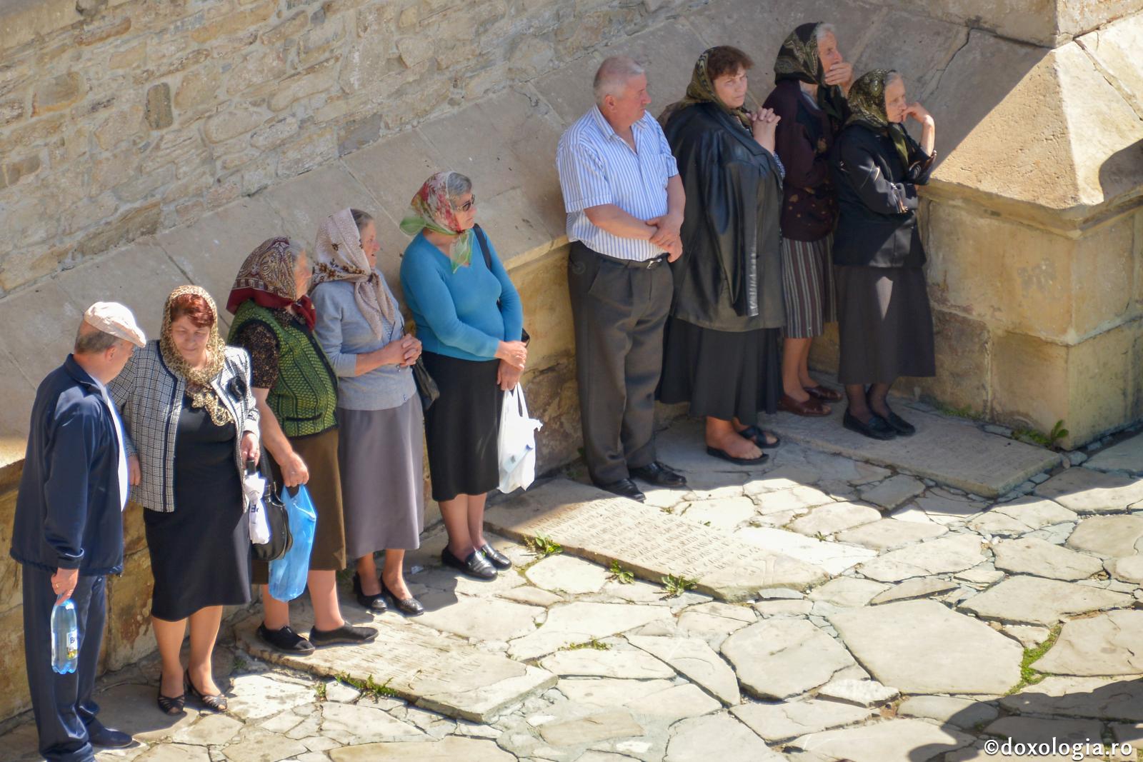 credincioși stând lângă biserică