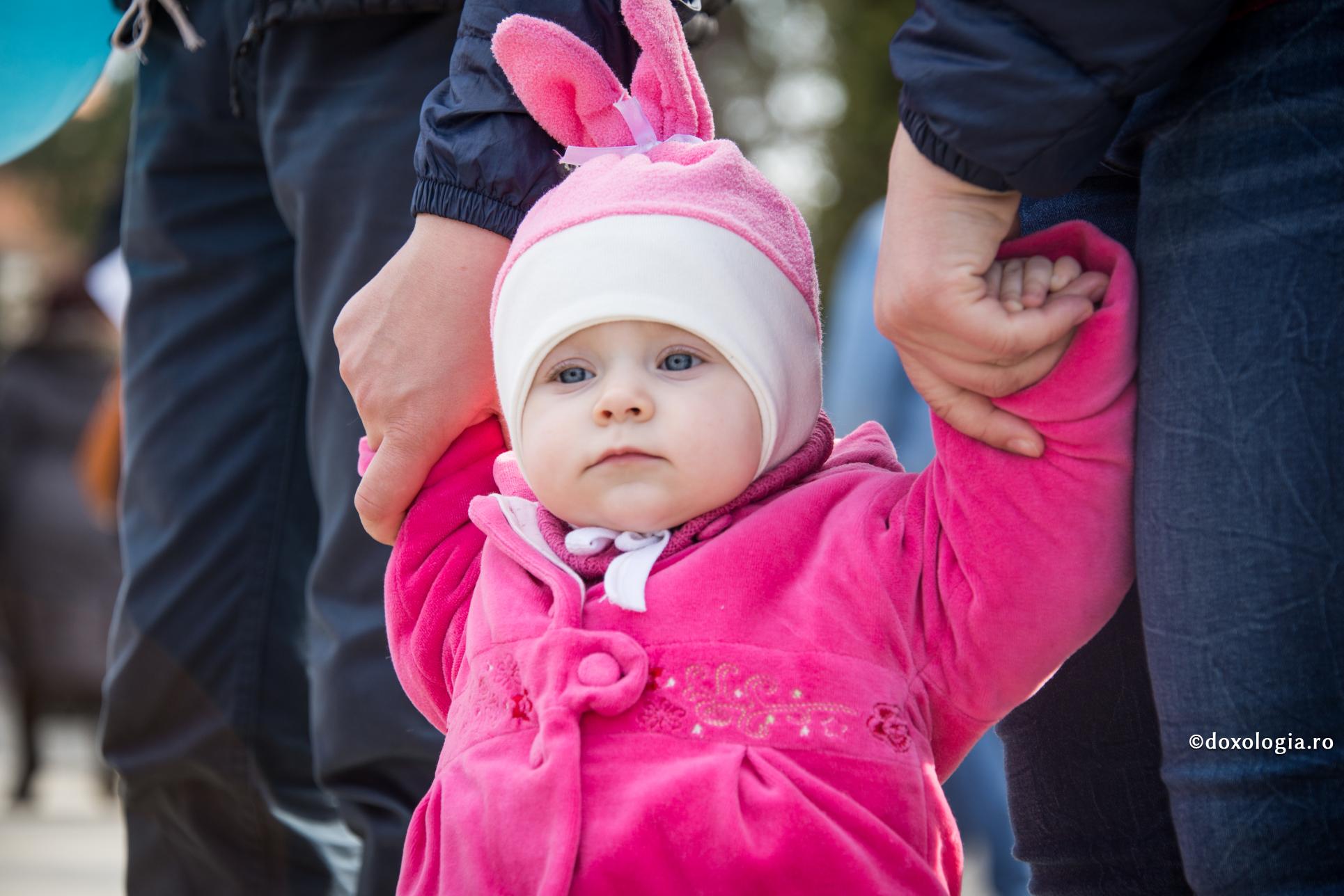 Dacă-ți iubești copilul, arată-i că-l iubești!