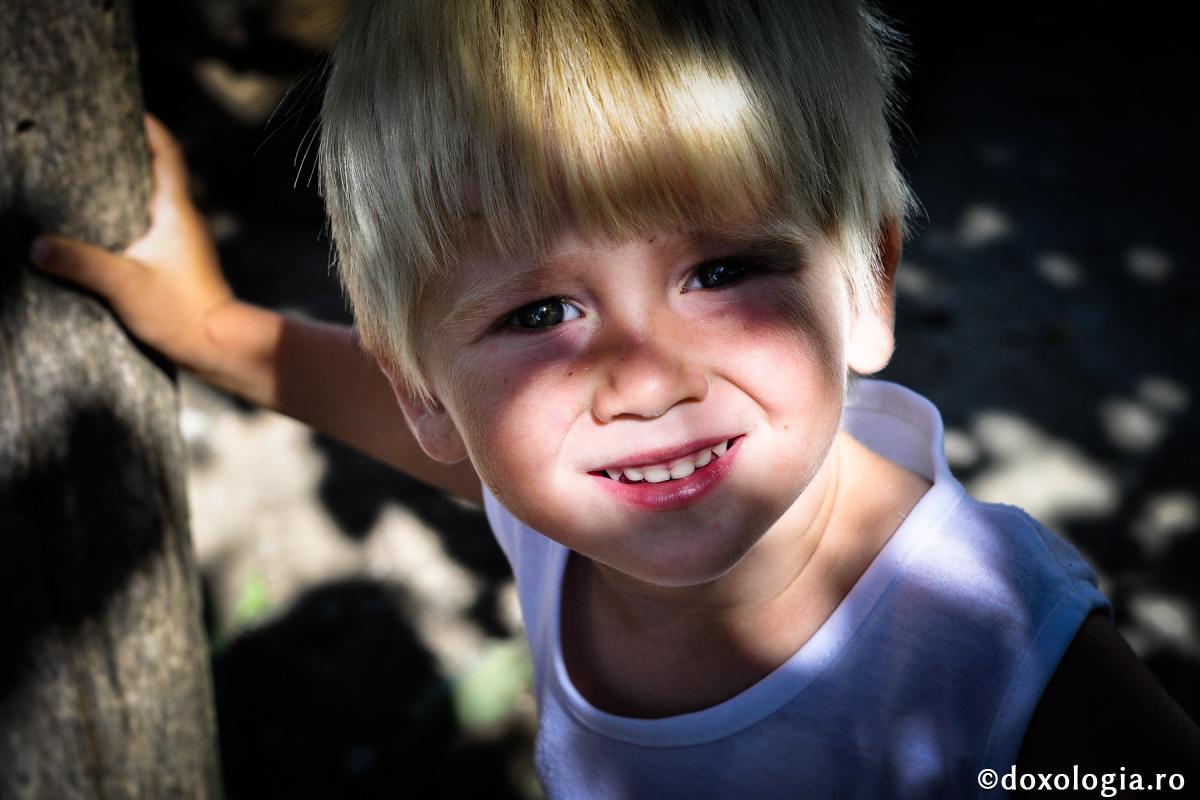 copil zâmbind