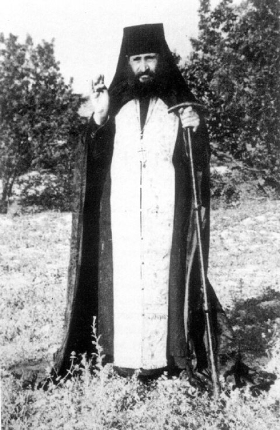 Trăieşte simplu şi smerit, fără mândrie…