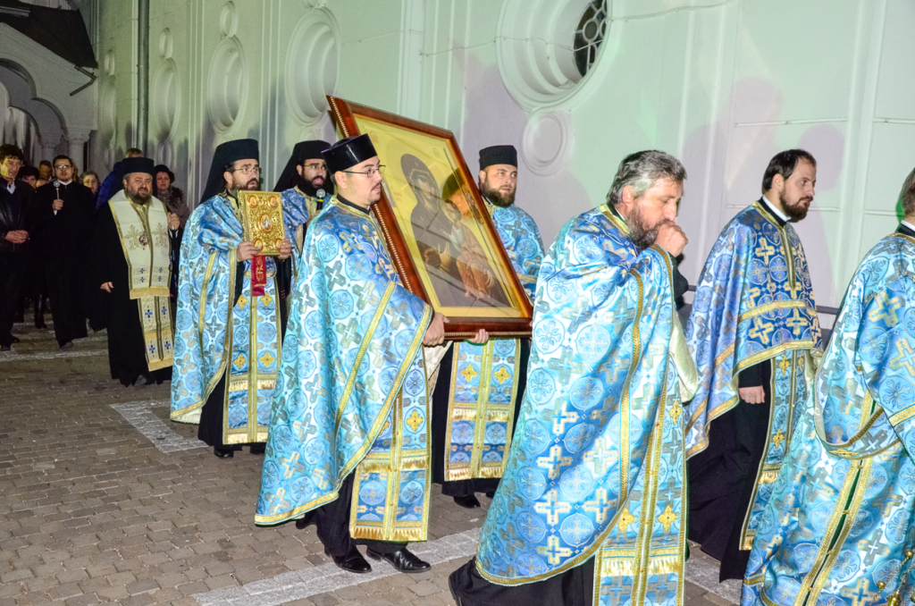 Procesiune cu icoana Maicii Domnului „Vimatarissa” la Catedrala Episcopală din Deva