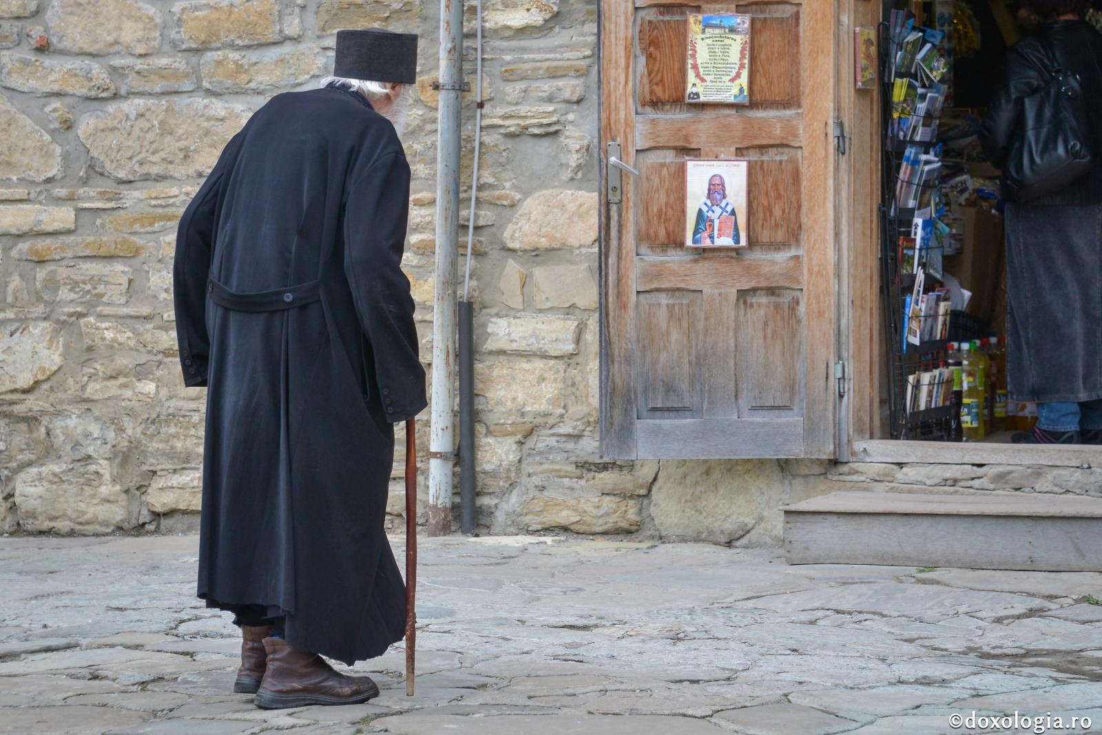 Viața cu totul tainică a monahului