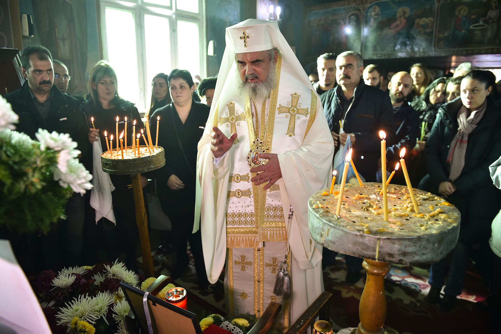 Părintele Patriarh Daniel, la înmormântarea unuia dintre eroii din „Colectiv”