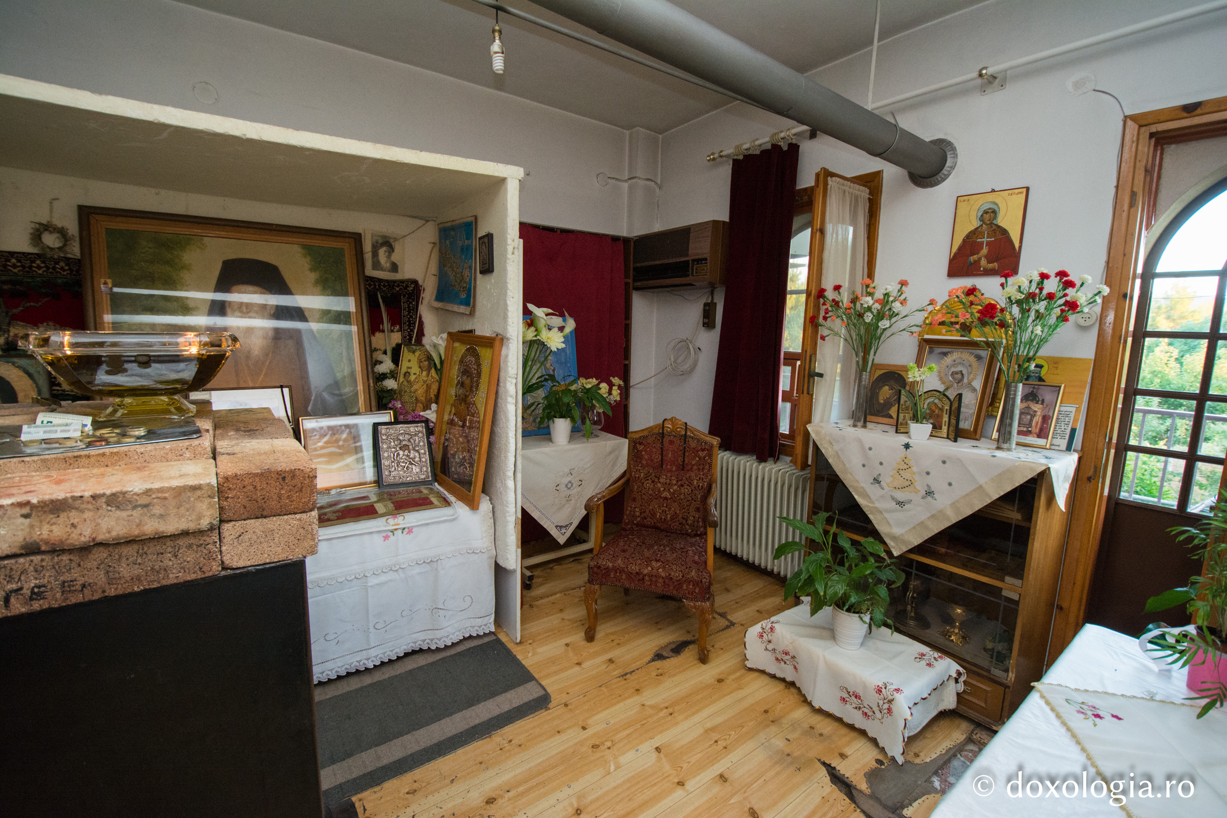 (Foto) Chilia Sfântului Porfirie Kavsokalivitul de la Mănăstirea „Schimbarea la Față” din Milesi