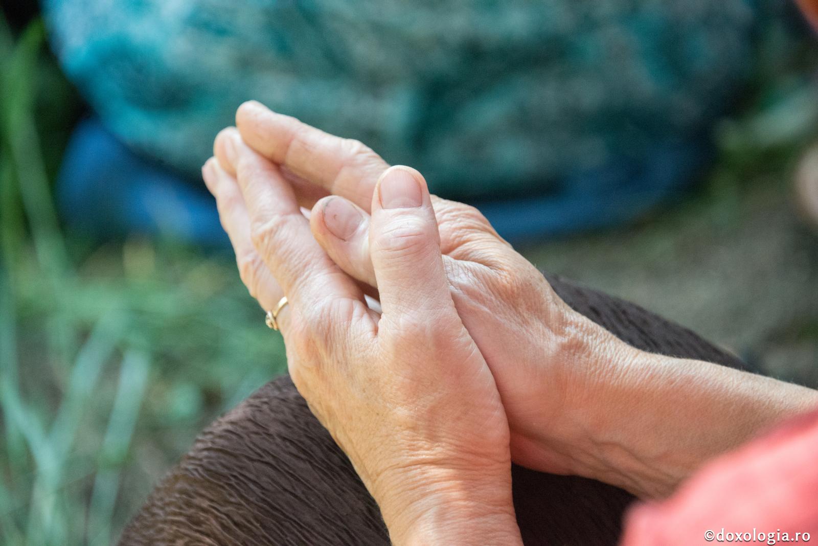 Fă arc din mâinile tale în rugăciune