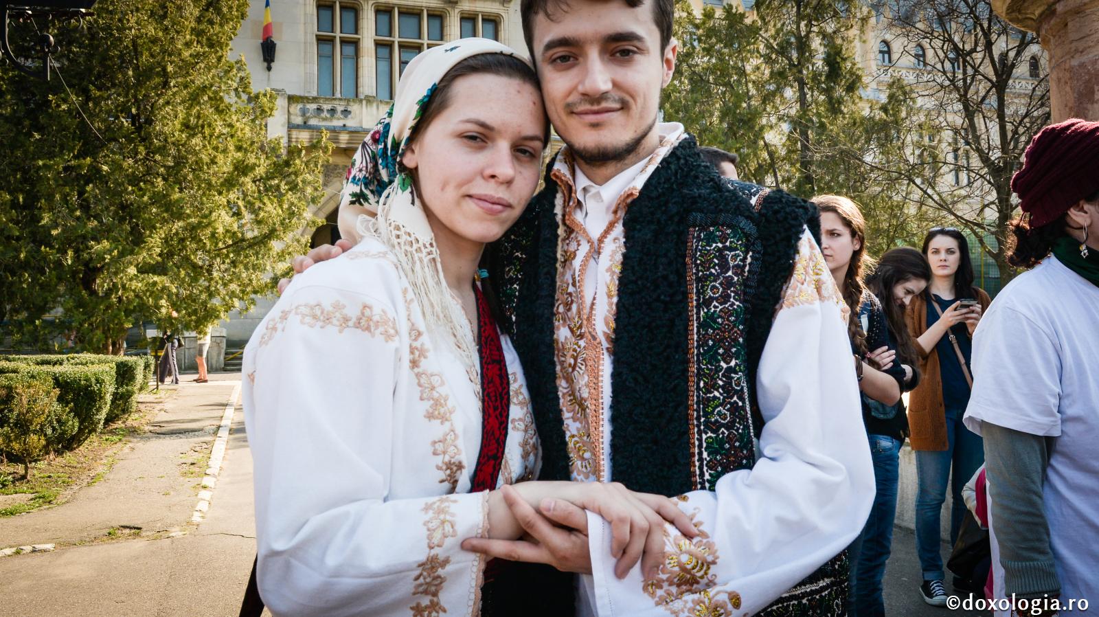 Căsnicia – oază de reîncărcare și adăpost / Foto: Oana Nechifor cuplu în port popular