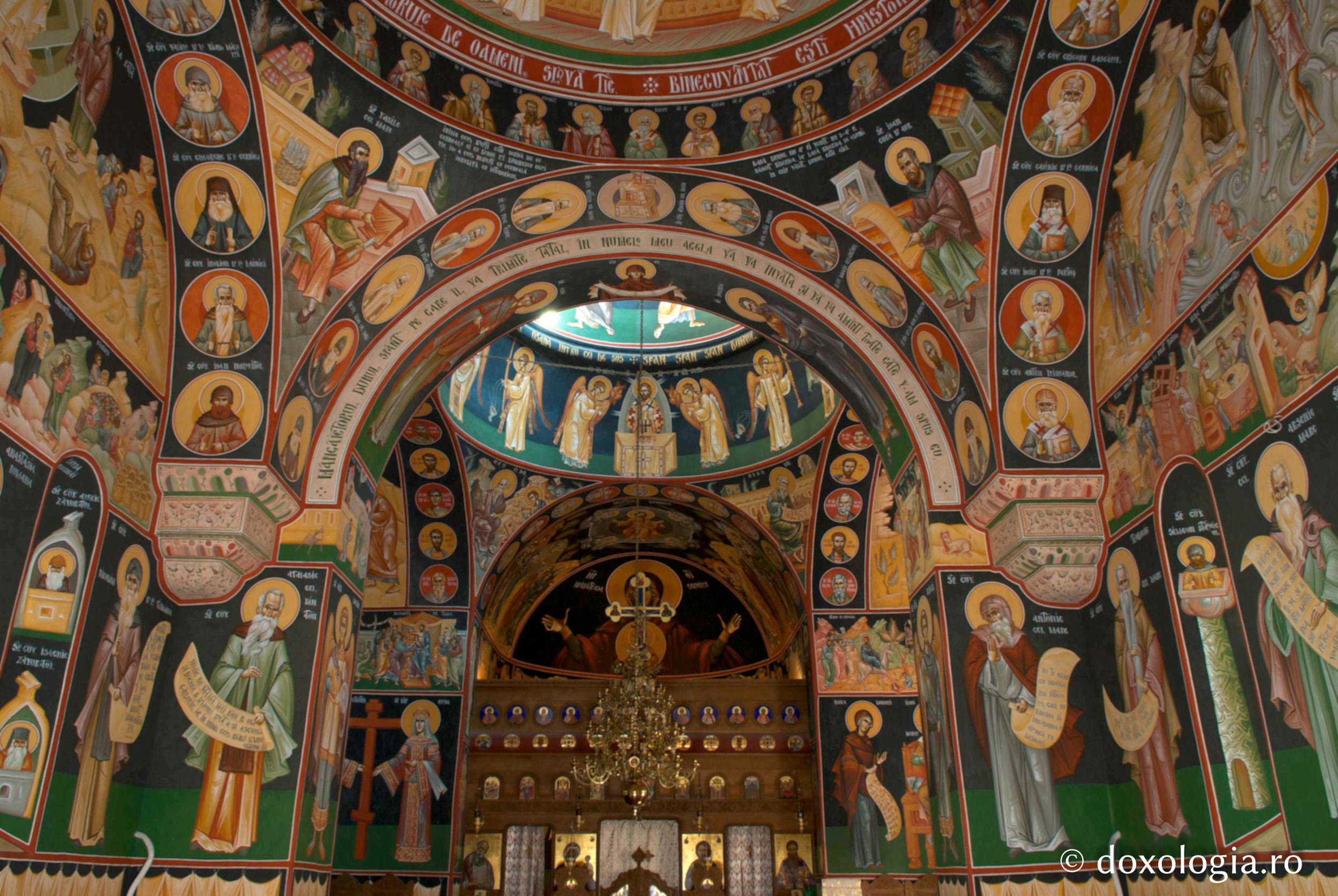 Partea de est a naosului (Foto) Frescele Bisericii Sfântului Grigorie Palama din București