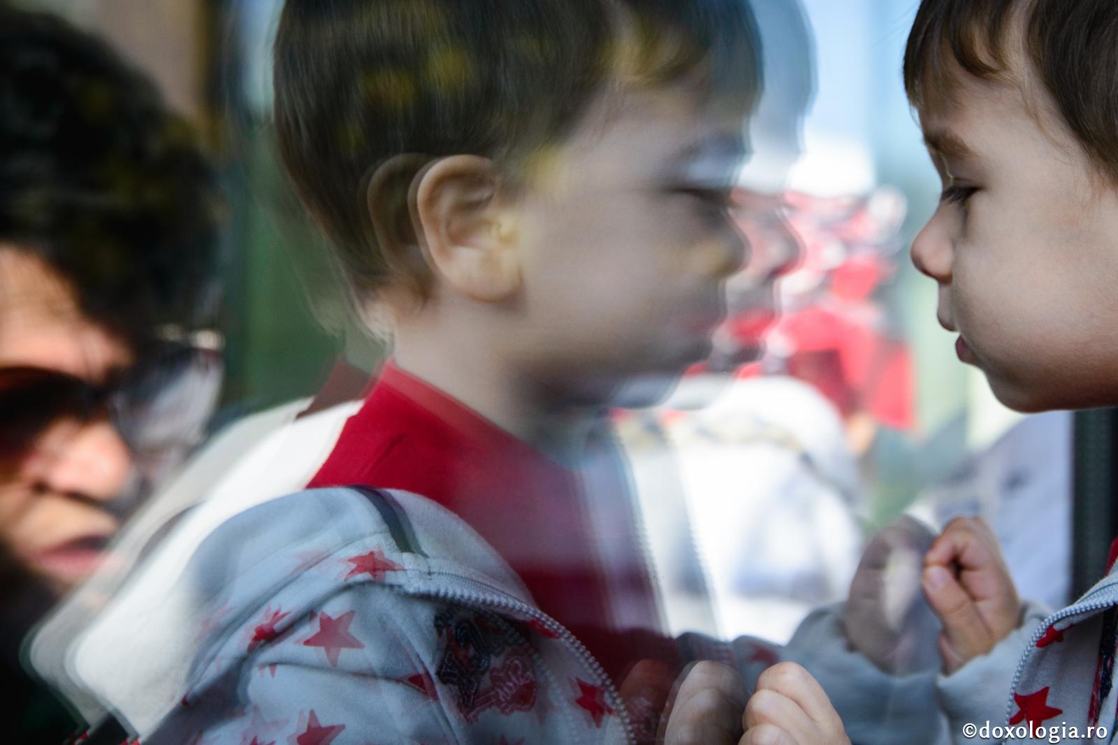 Omul se vede mai bine pe sine atunci când se oglindeşte în alţii