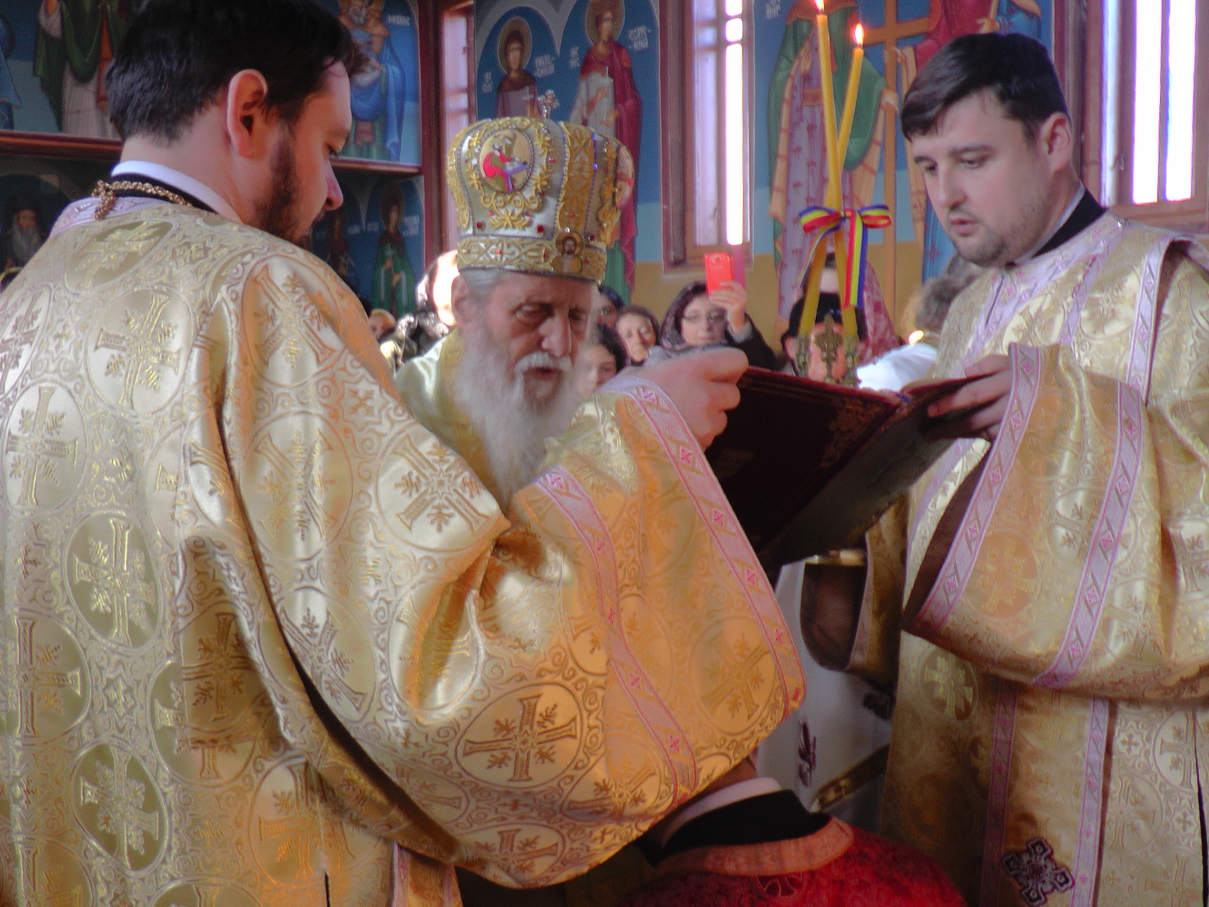 Slujire arhierească în parohia suceveană „Sfânta Treime‟ - Frumoasa