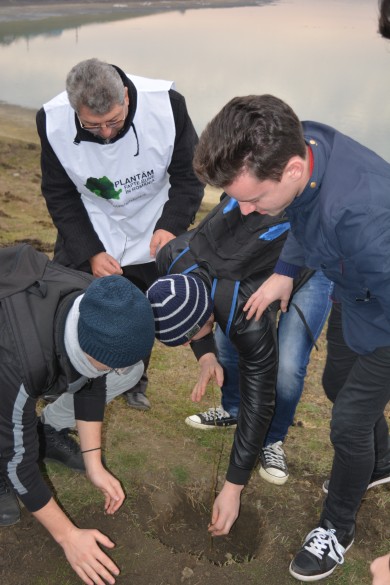 Colegiul „Sfântul Nicolae” a plantat „Fapte bune”