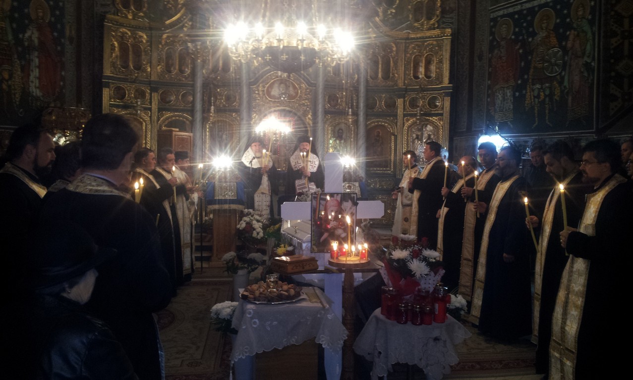Rugăciuni pentru doi tineri mutaţi la Domnul în incendiul din Clubul Colectiv Rugăciuni pentru doi tineri mutaţi la Domnul în incendiul din Clubul Colectiv