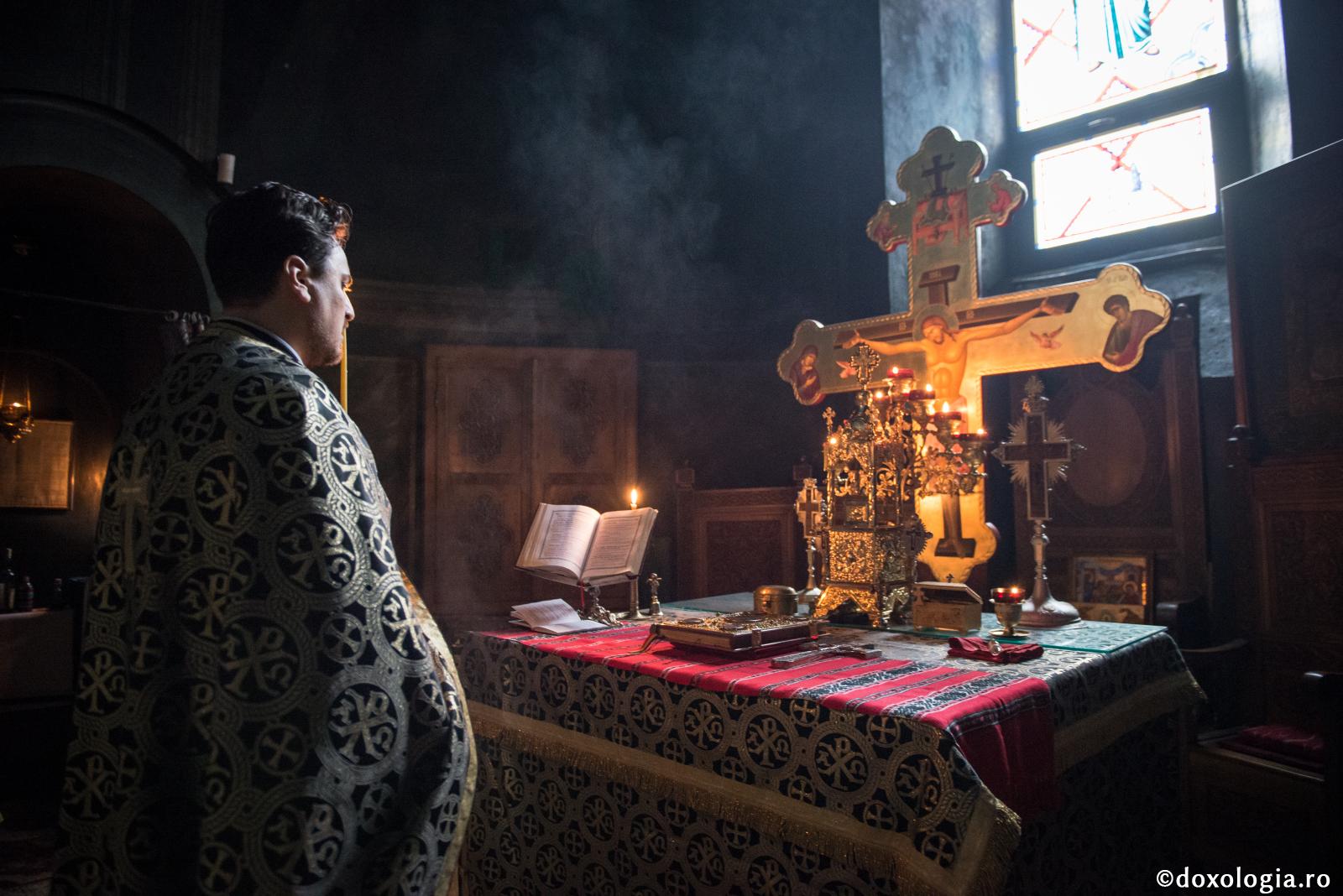 „Oamenii, fiul meu, sunt orbi şi nu văd ce se întîmplă în Sfântul Altar în timpul Dumnezeieştii Liturghii&quot;