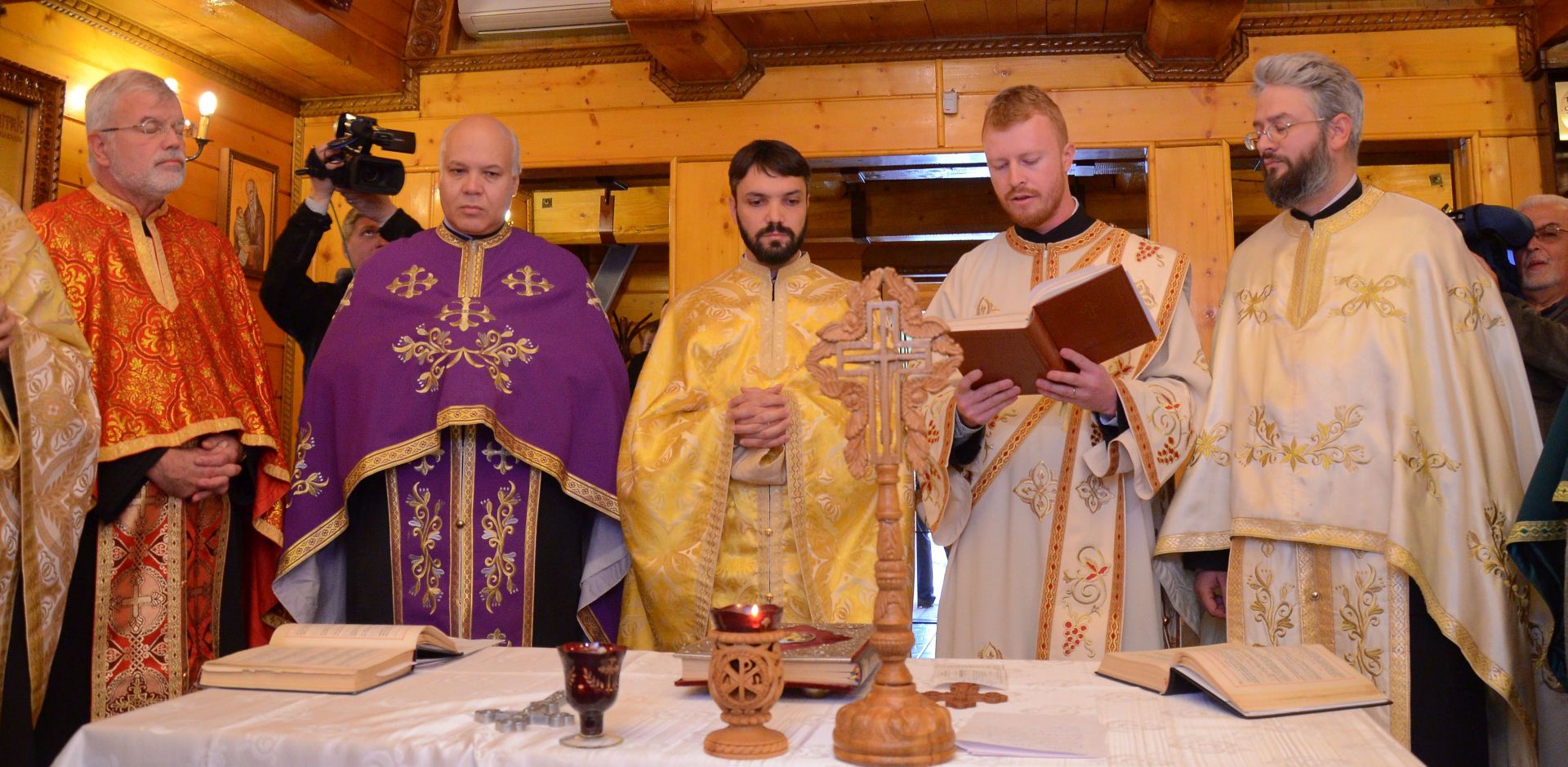 Biserica se roagă pentru persoanele afectate de incendiul de la Clubul Colectiv