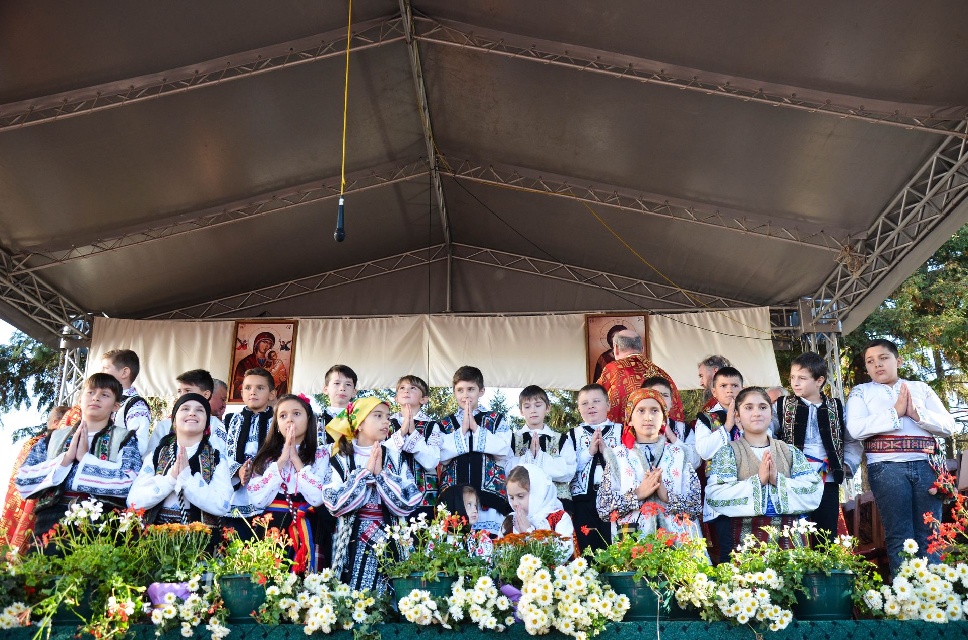 IPS Teofan a resfinţit Biserica „Sfântul Nicolae” din Humuleşti IPS Teofan a resfinţit Biserica „Sfântul Nicolae” din Humuleşti