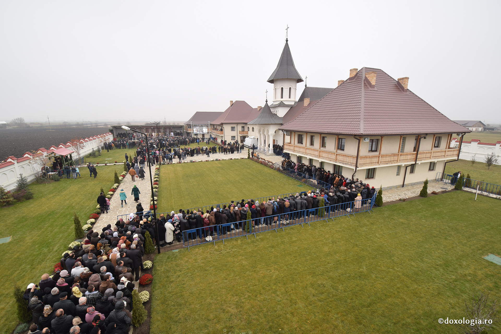 Galerie FOTO: Sfinţirea bisericii Mănăstirii „Intrarea Maicii Domnului în Biserică”, Rădăuţi