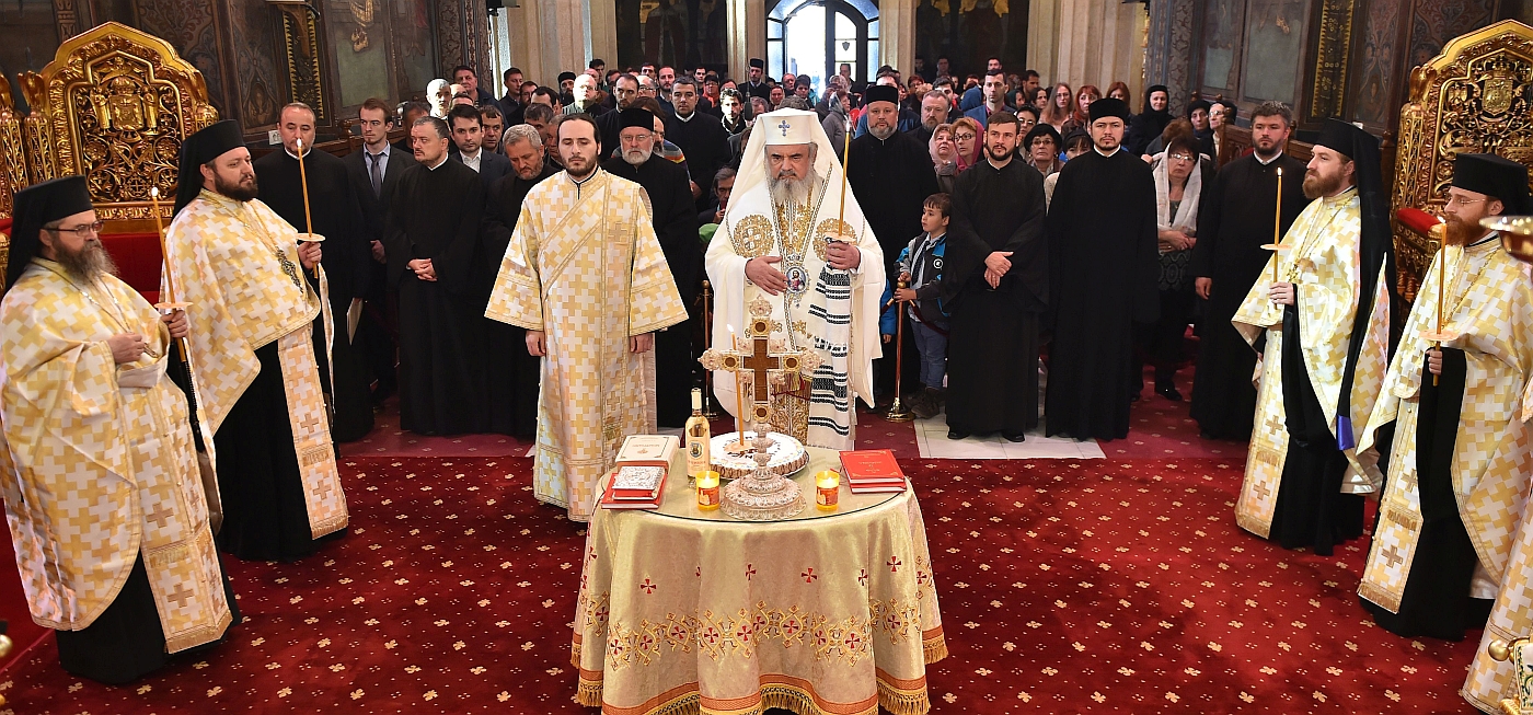 Patriarhul României a oficiat o slujbă de pomenire a celor trecuţi la Domnul în urma incendiului de la Clubul Colectiv