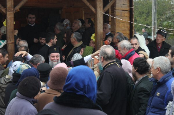 Sfânta Liturghie arhierească, la altarul bisericii din Branişte-Dolj
