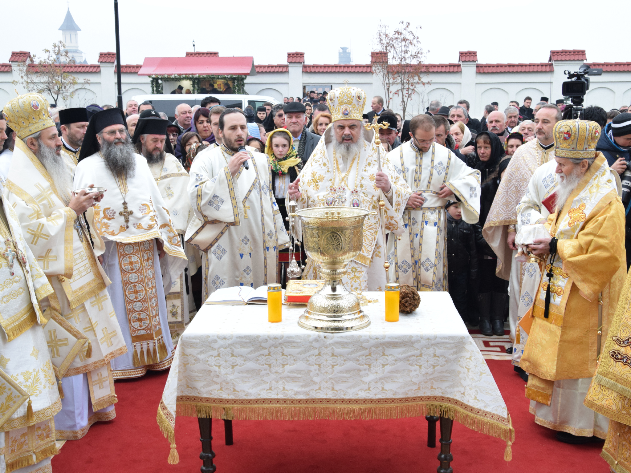 Foto: Tudorel Rusu Patriarhul Daniel, la Rădăuți: „Arătăm prin rugăciune şi pomenire că rugăciunea este iubirea mai tare decât moartea”