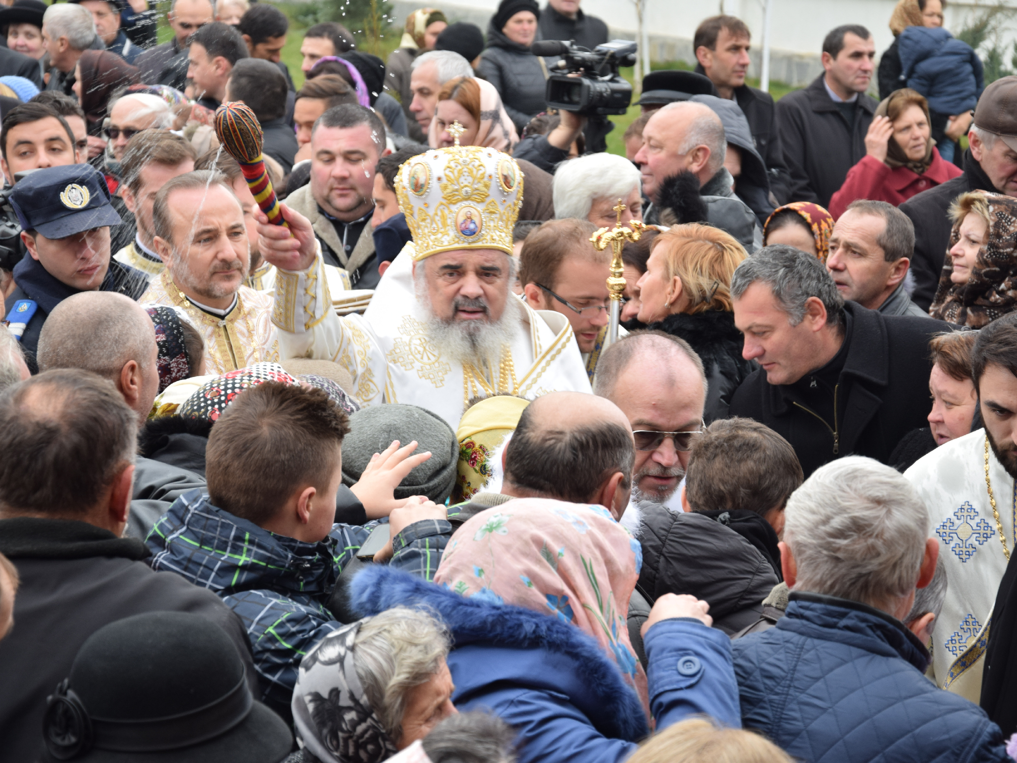 Foto: Tudorel Rusu Patriarhul Daniel, la Rădăuți: „Arătăm prin rugăciune şi pomenire că rugăciunea este iubirea mai tare decât moartea”