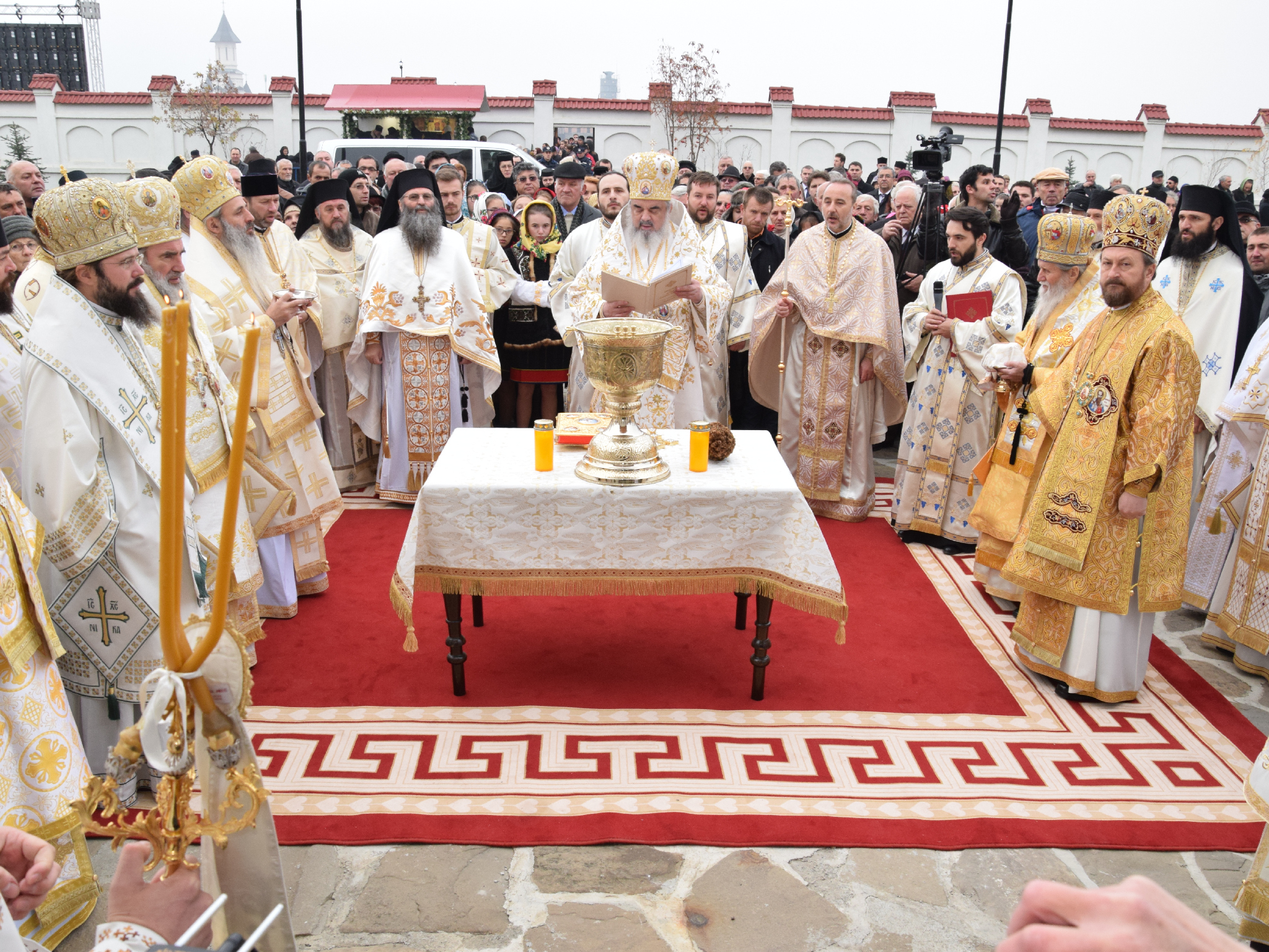 Foto: Tudorel Rusu Patriarhul Daniel, la Rădăuți: „Arătăm prin rugăciune şi pomenire că rugăciunea este iubirea mai tare decât moartea”